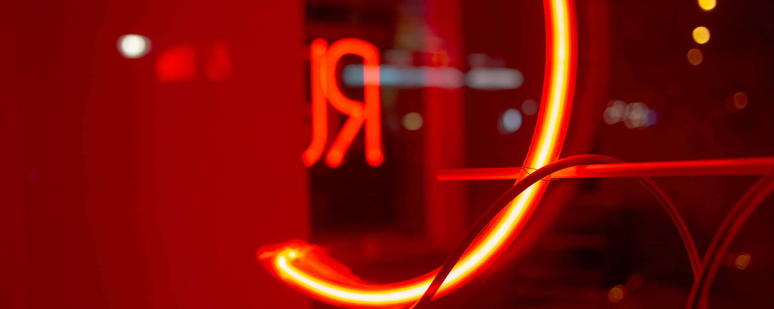 Neonlys på glasvæg rød ultra bred HD Wallpapers