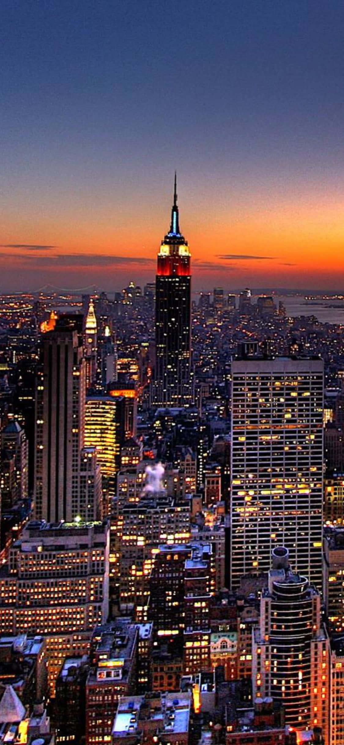 New Yorks skyline glitrer med silhuetten af en iPhone X Wallpapers