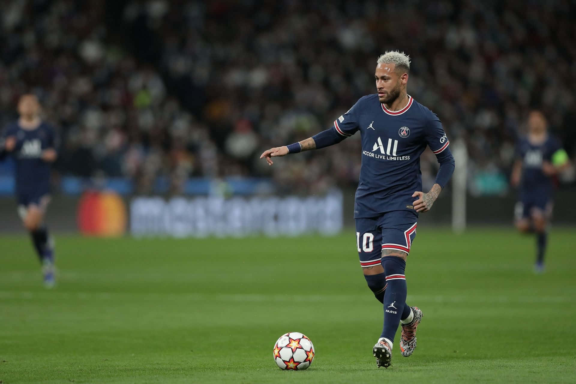 Neymar dribler bolden forbi en modstander. Wallpapers