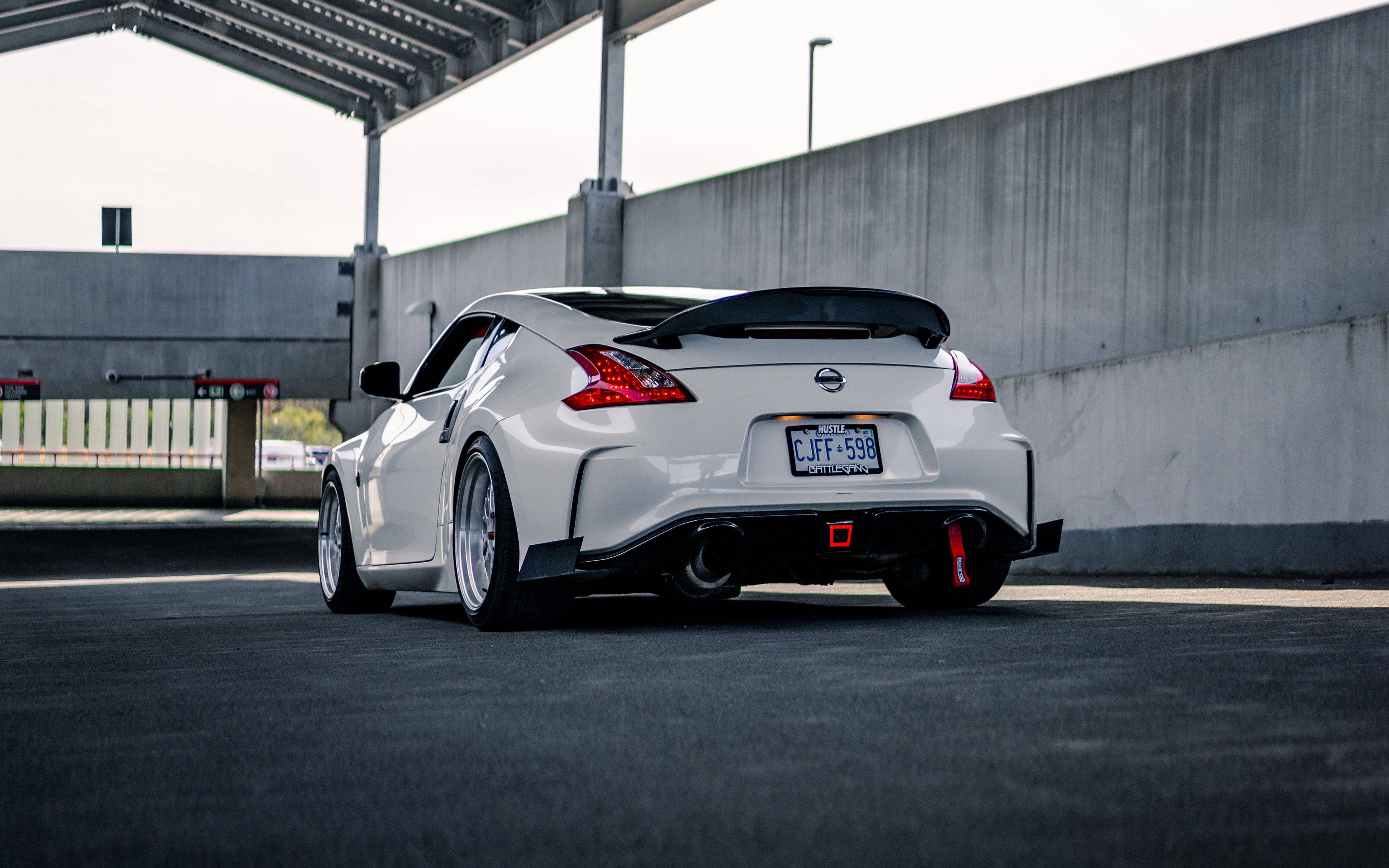 Nissan 370Z i en overdækket parkering Wallpapers