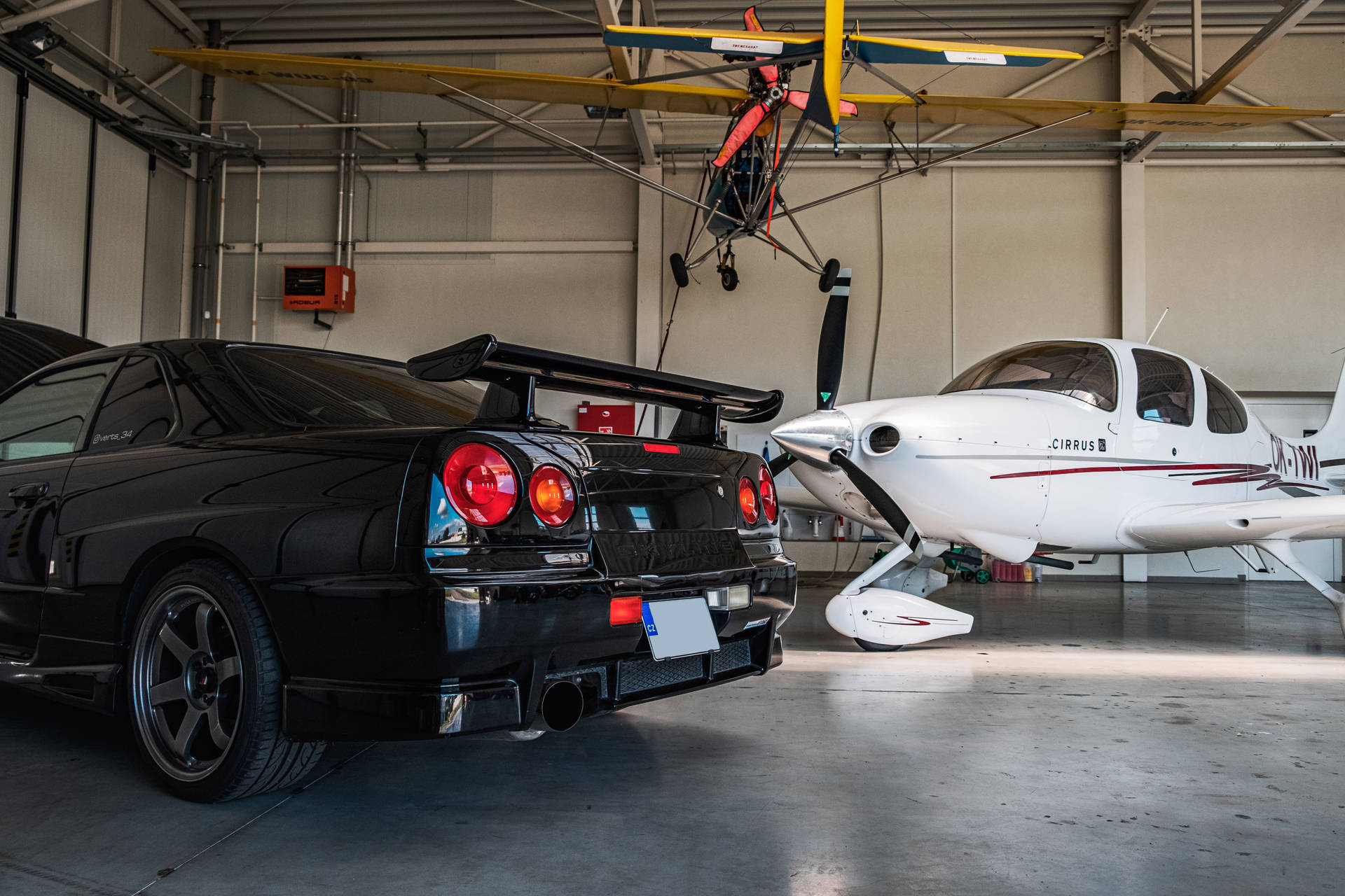 Nissan Skyline GTR R34 ved Hangar — Sort Wallpapers