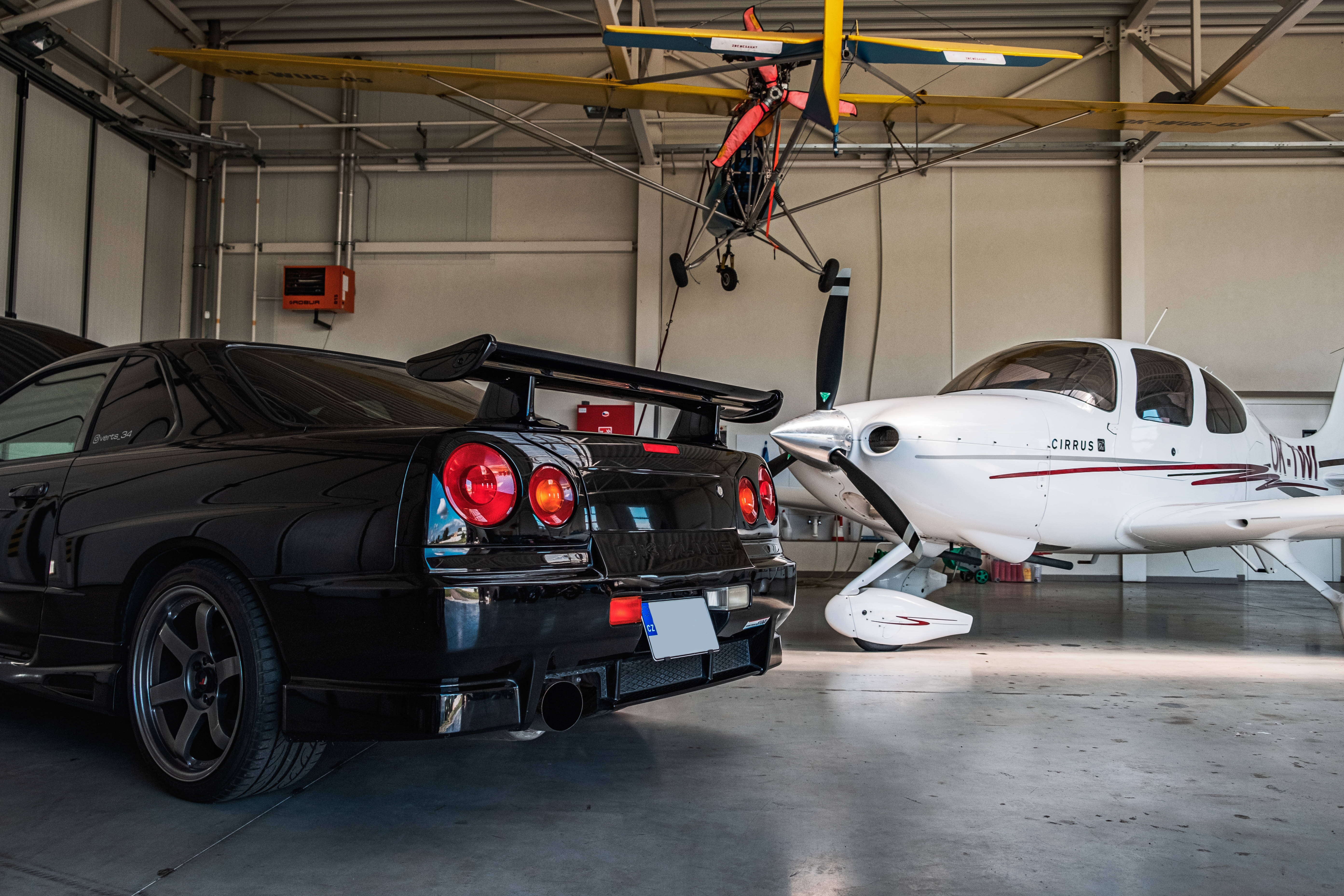 Nissan Skyline GTR R34 ved Hangar Wallpapers
