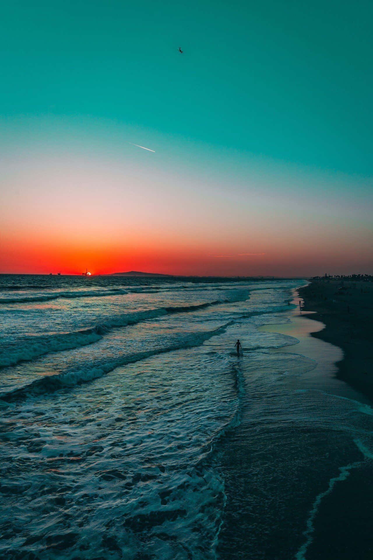 Nyd de sidste solstråler på stranden Wallpapers