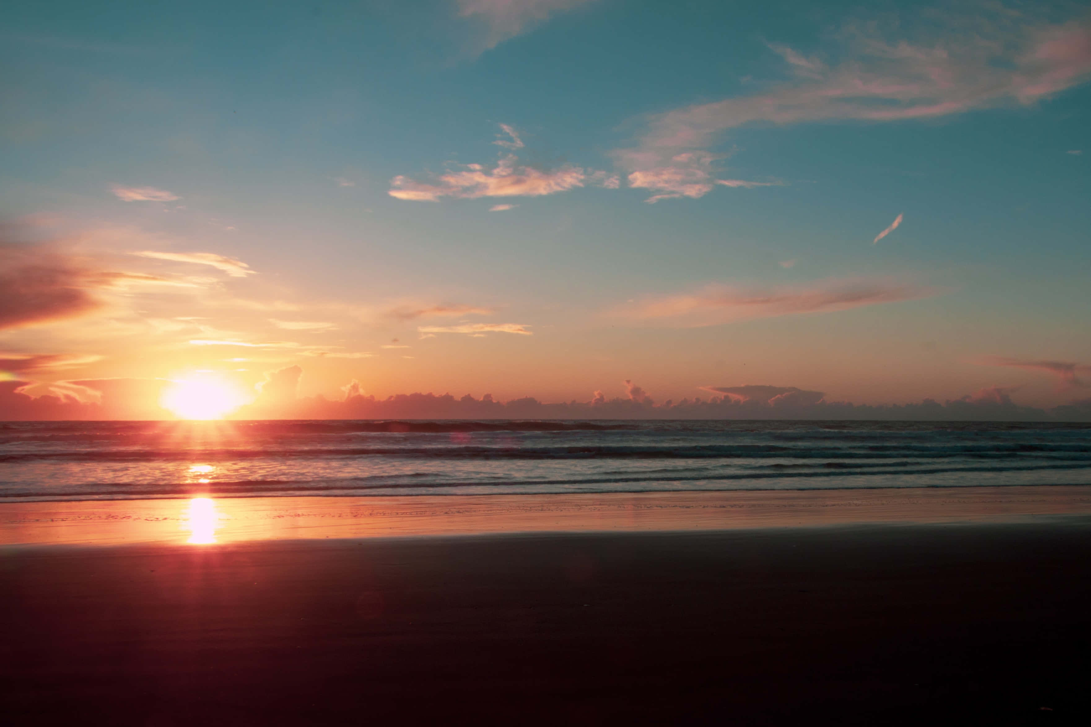 Nyd den beroligende skønhed af en smuk solnedgang. Wallpapers