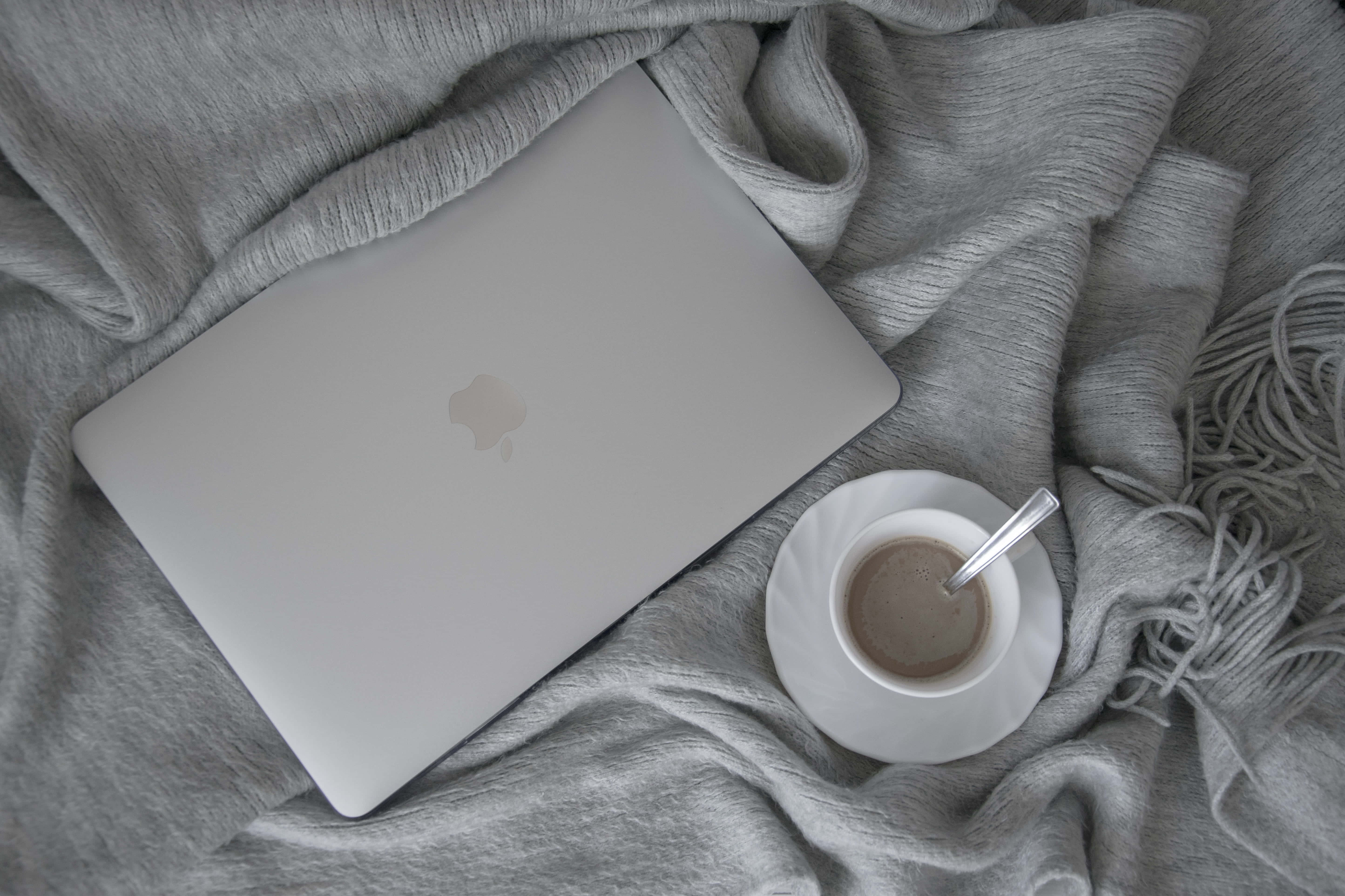 Nyd den smukke udsigt over en æstetisk Macbook Wallpapers