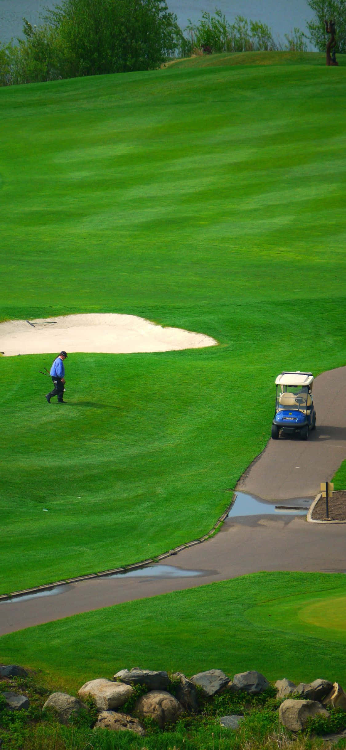 Nyd en fredelig runde golf foran en betagende baggrund Wallpapers