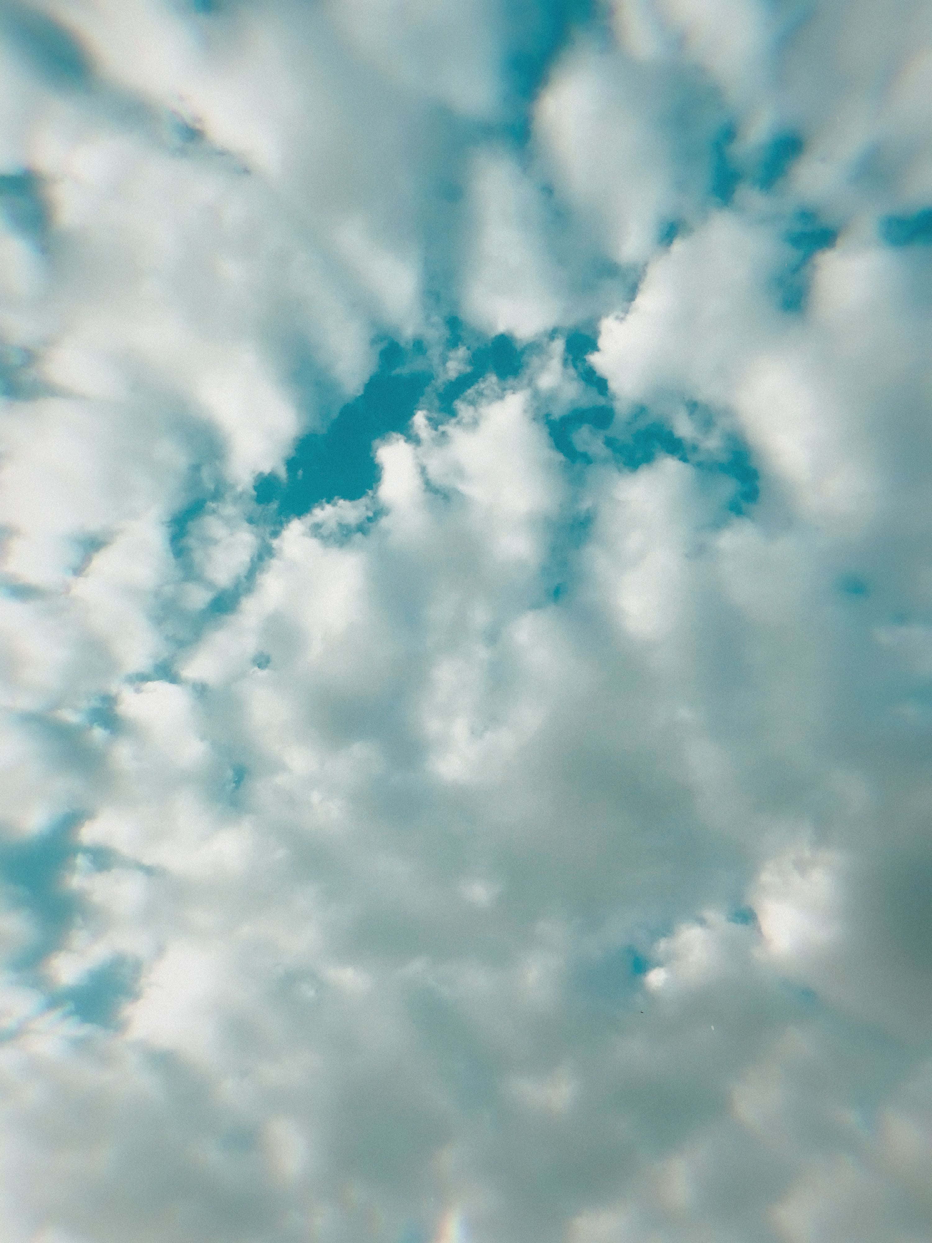 Nyd et fredeligt øjeblik med den smukke udsigt over den klare blå himmel med hvide skyer. Wallpapers