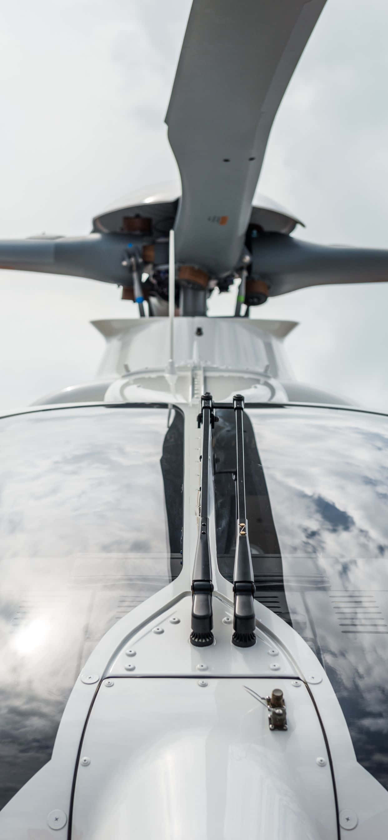Nyd et unikt perspektiv af himlen med iPhone Xs Max Helikoptere Wallpapers