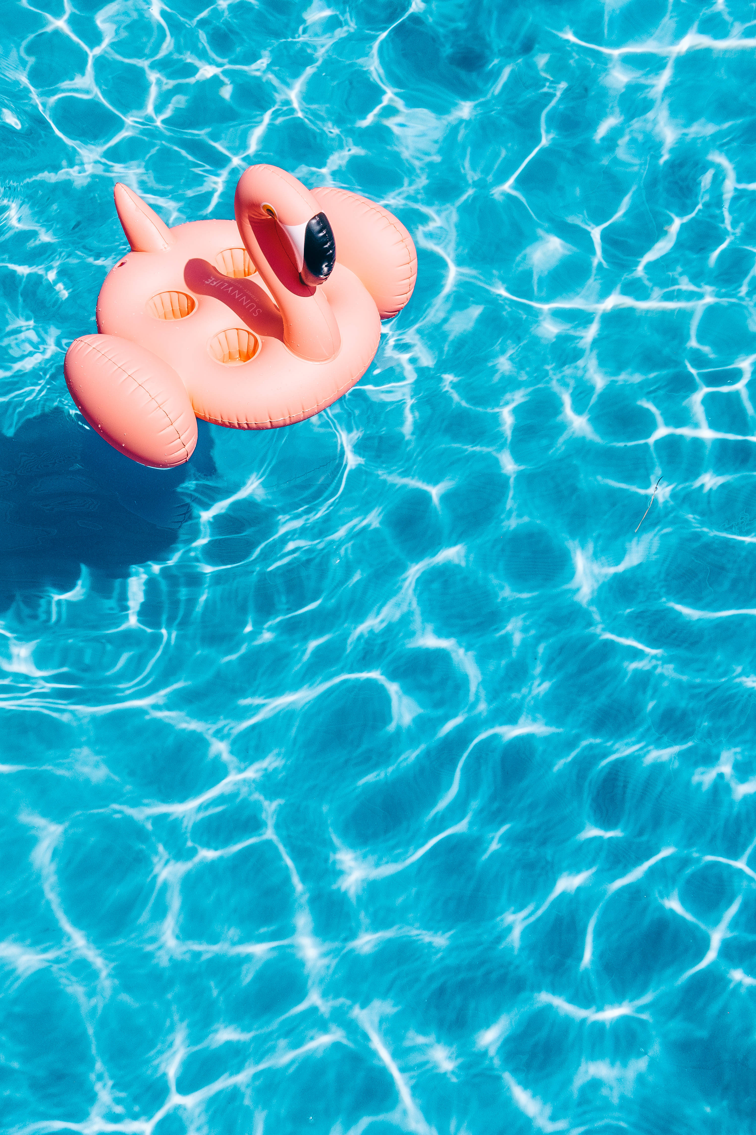 Nyd sommerens sjov ved at flyde i en kæmpe oppustelig flamingo Wallpapers