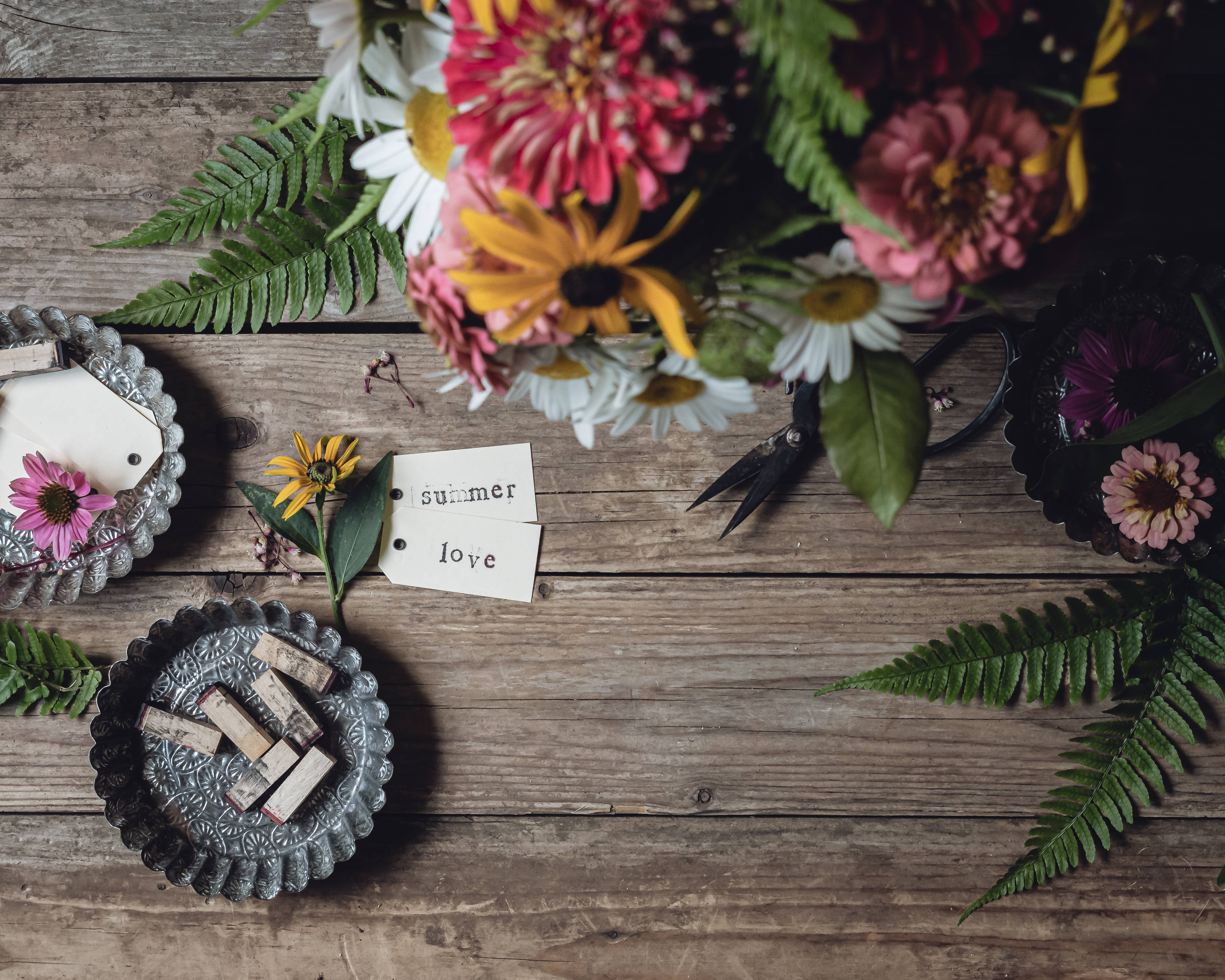 Nyd sommerens skønhed omgivet af farverige blomster Wallpapers