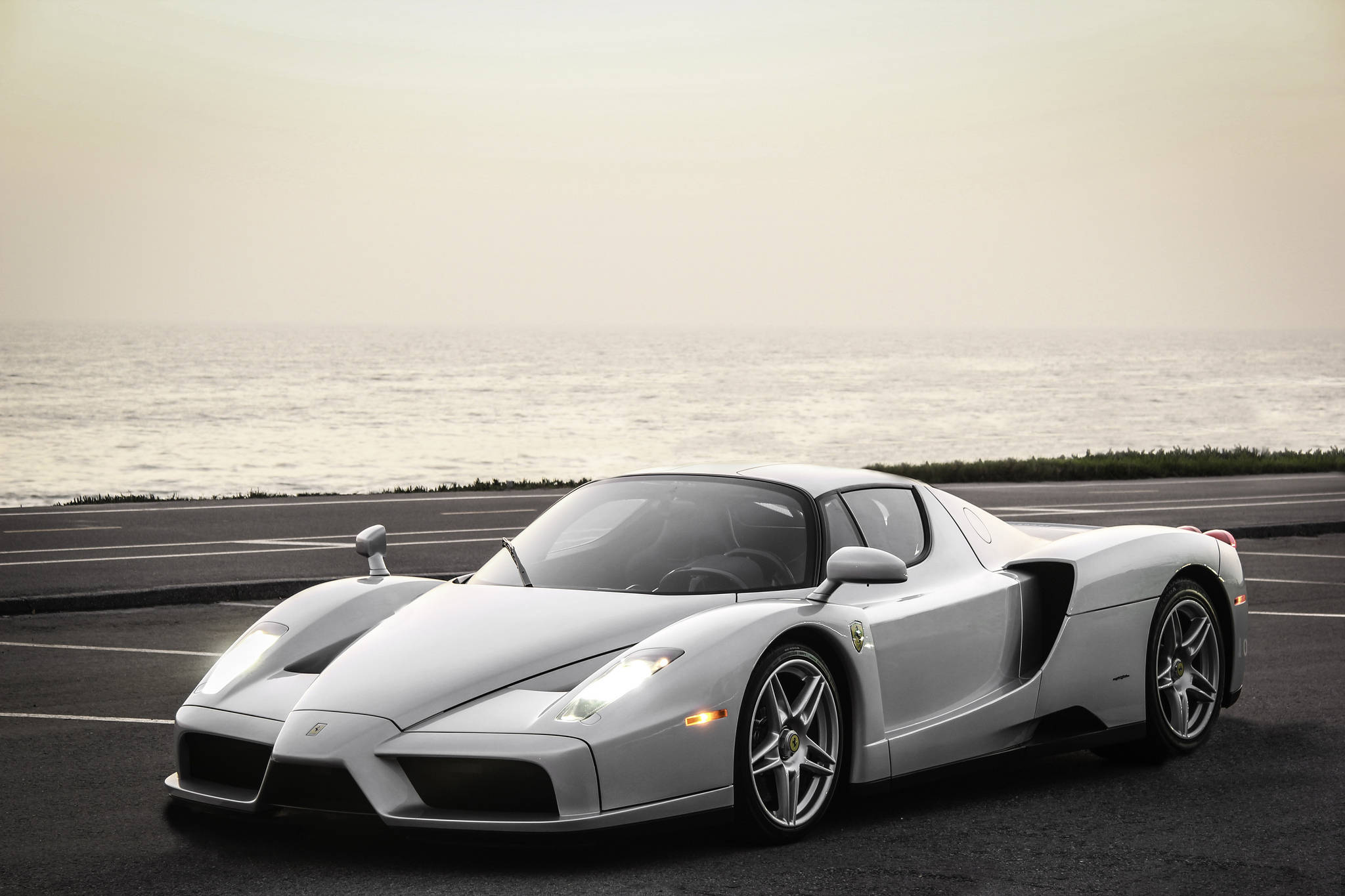 Nyd spændingen ved at køre en luksuriøs Ferrari Wallpapers