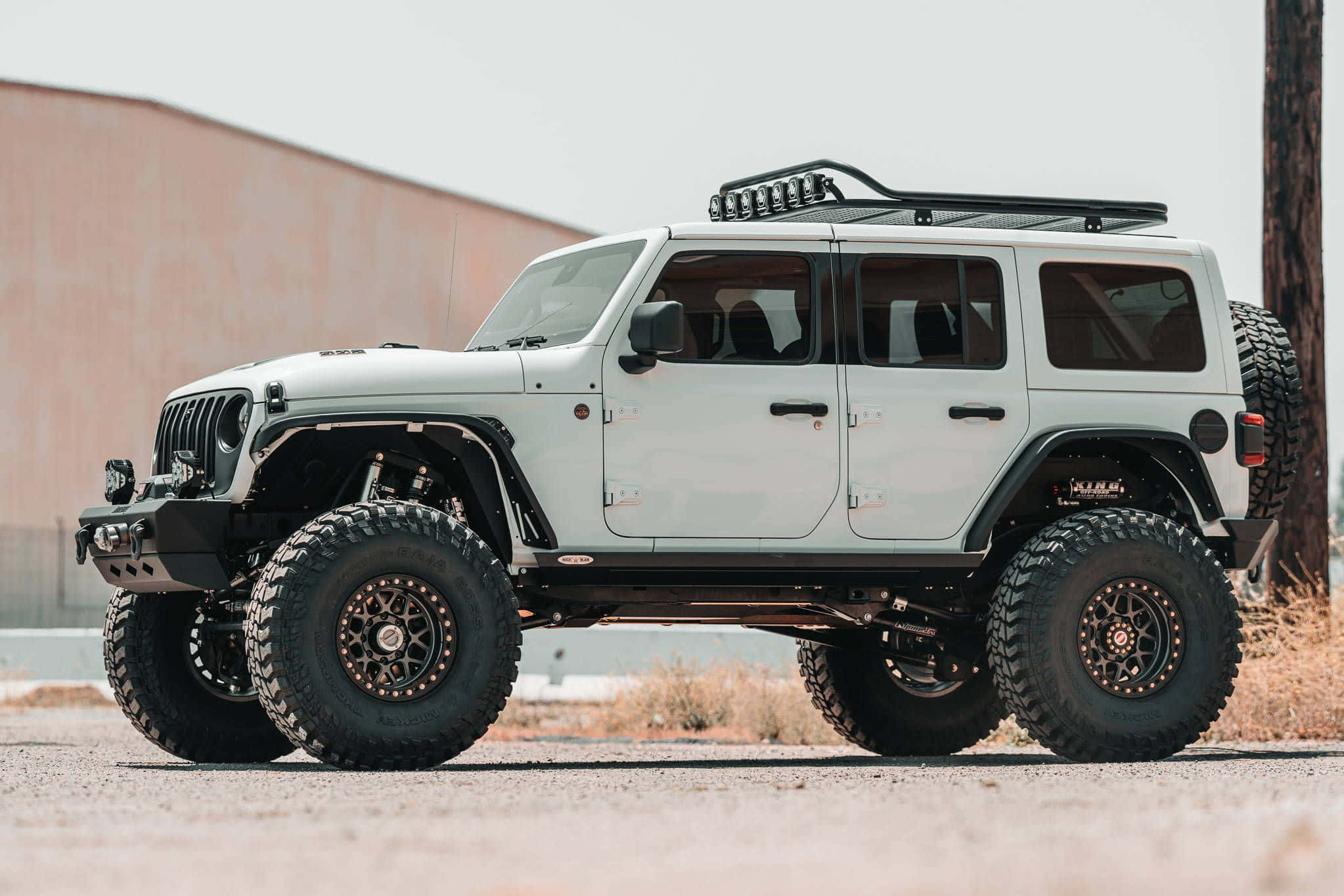 Offroad-eventyr med en robust SUV Wallpapers