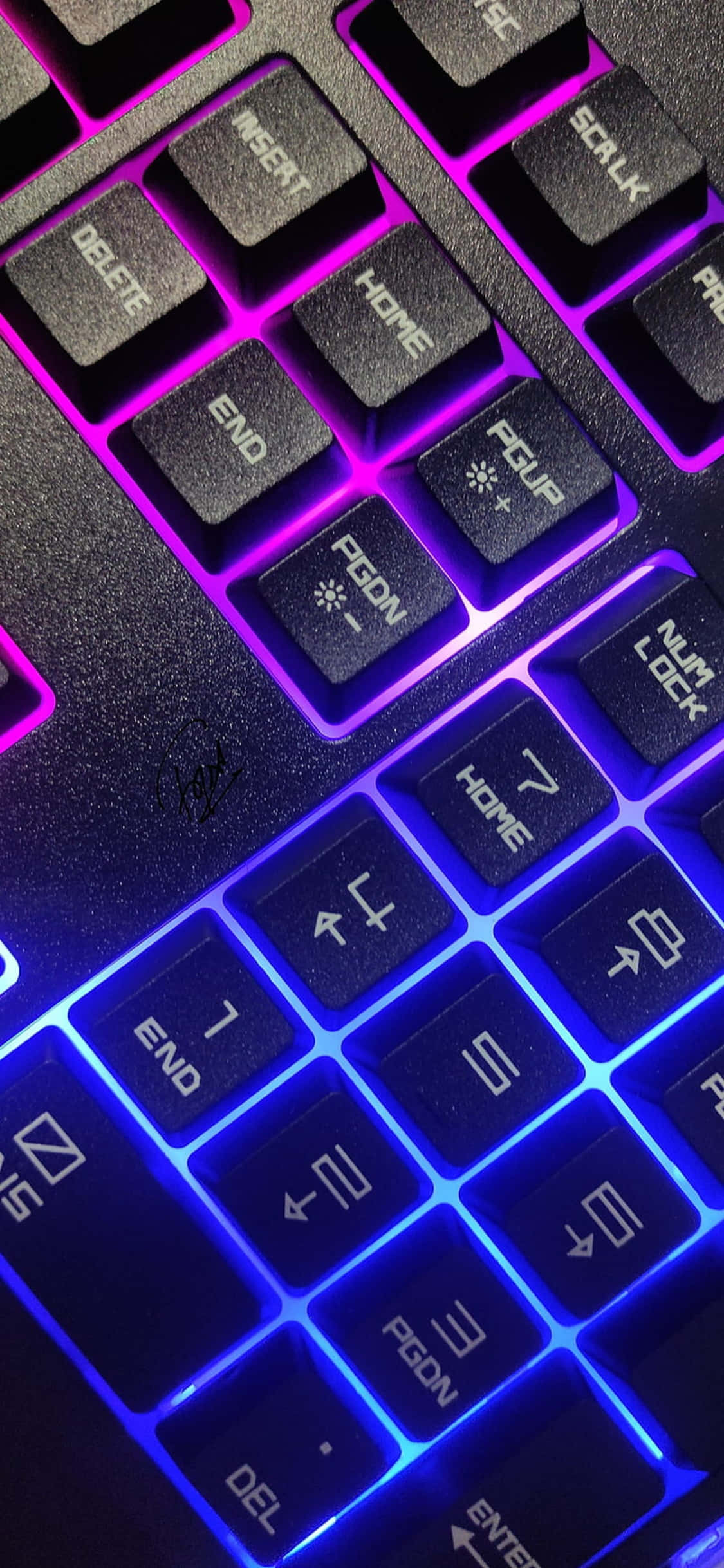 Opfrisk Dit Arbejdsskrivebord Med En iPhone X Tilsluttet En Desktop PC Wallpapers