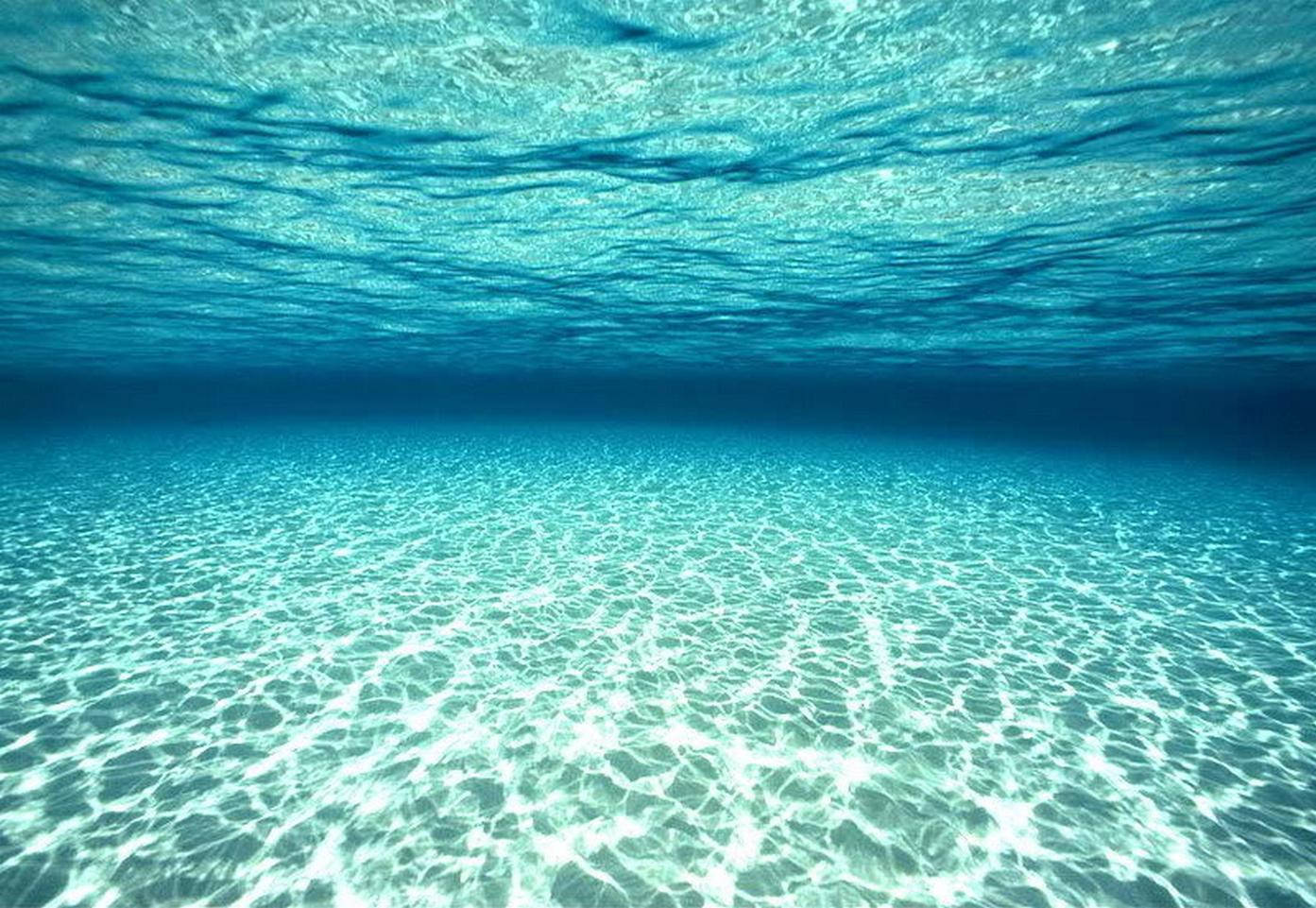 Oplev ro gennem dansende lysrefleksioner fra undervandsbølger. Wallpapers