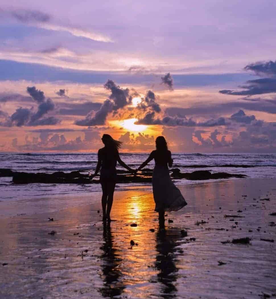 Oplev skønheden ved en betagende solnedgang på stranden Wallpapers