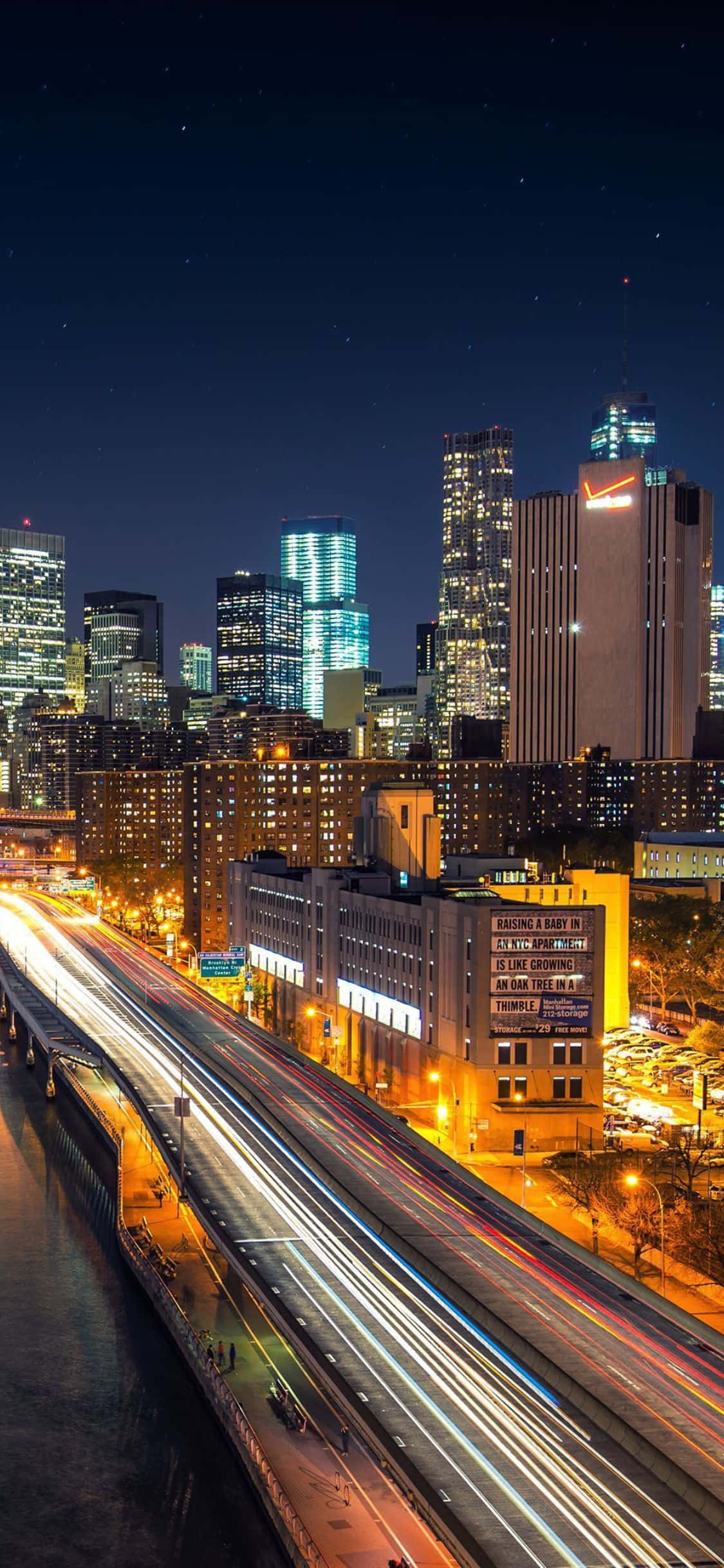 Oplys din iPhone Xs med New York Citys neonlys Wallpapers
