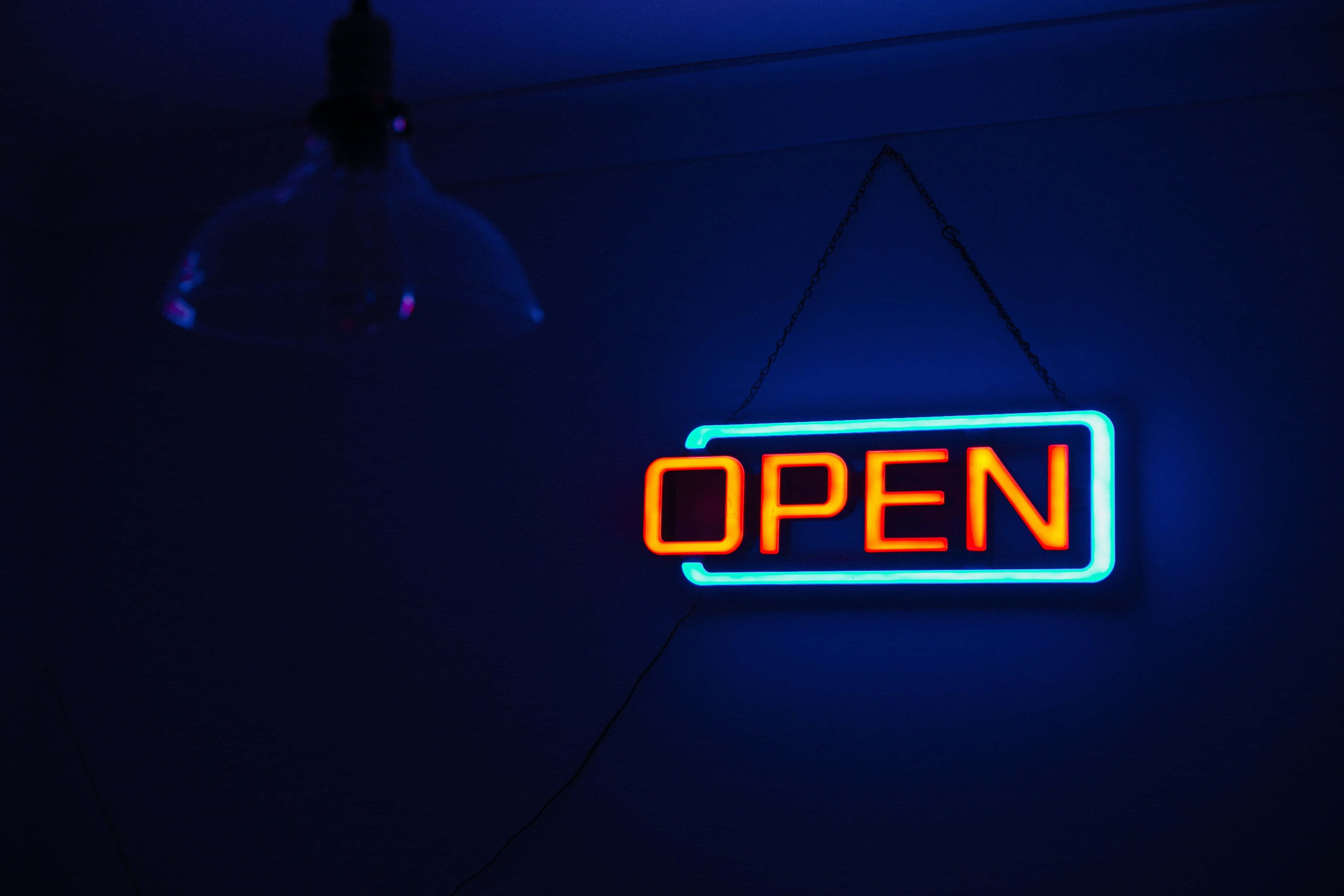 Oplys natten med farverig neon Wallpapers