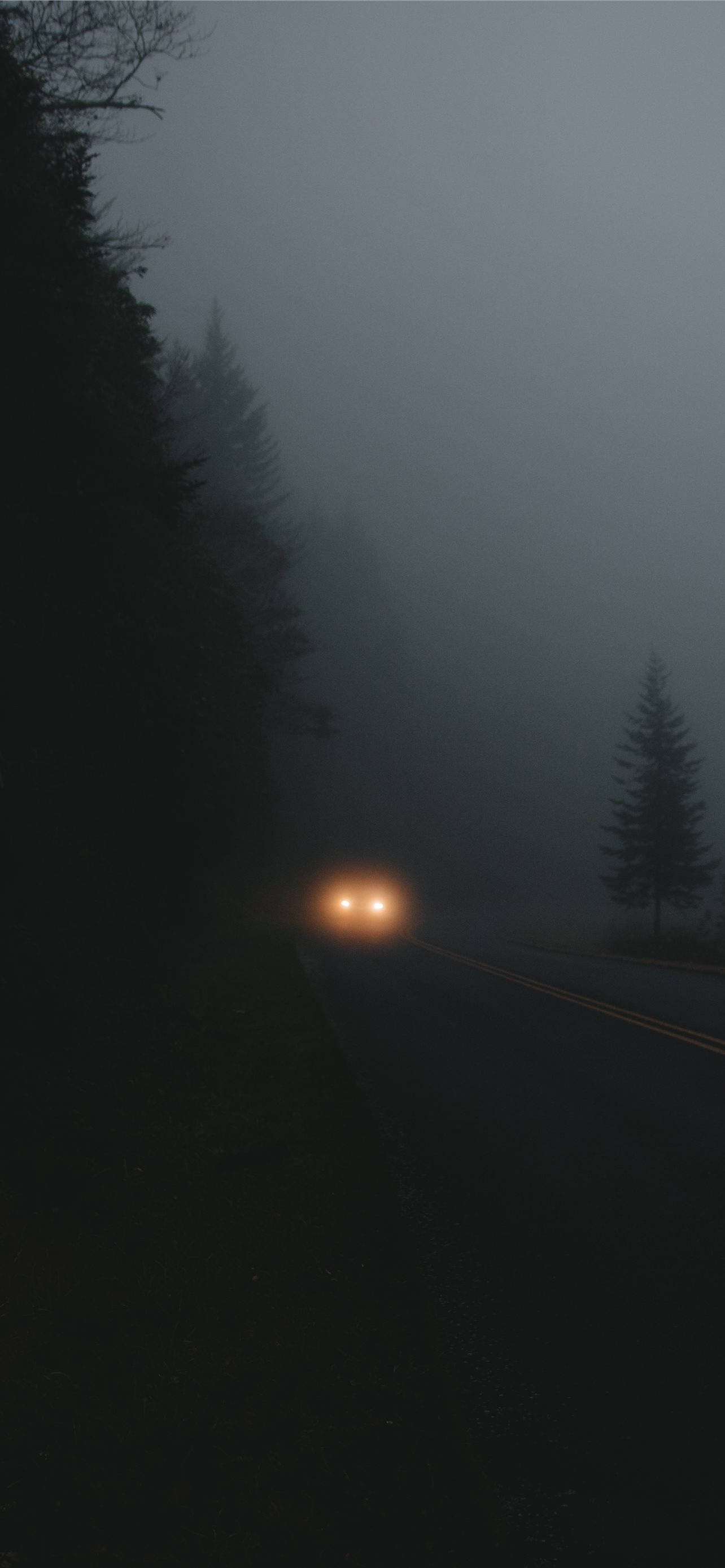 Oplyst motorvej i mørket - iPhone-baggrund Wallpapers
