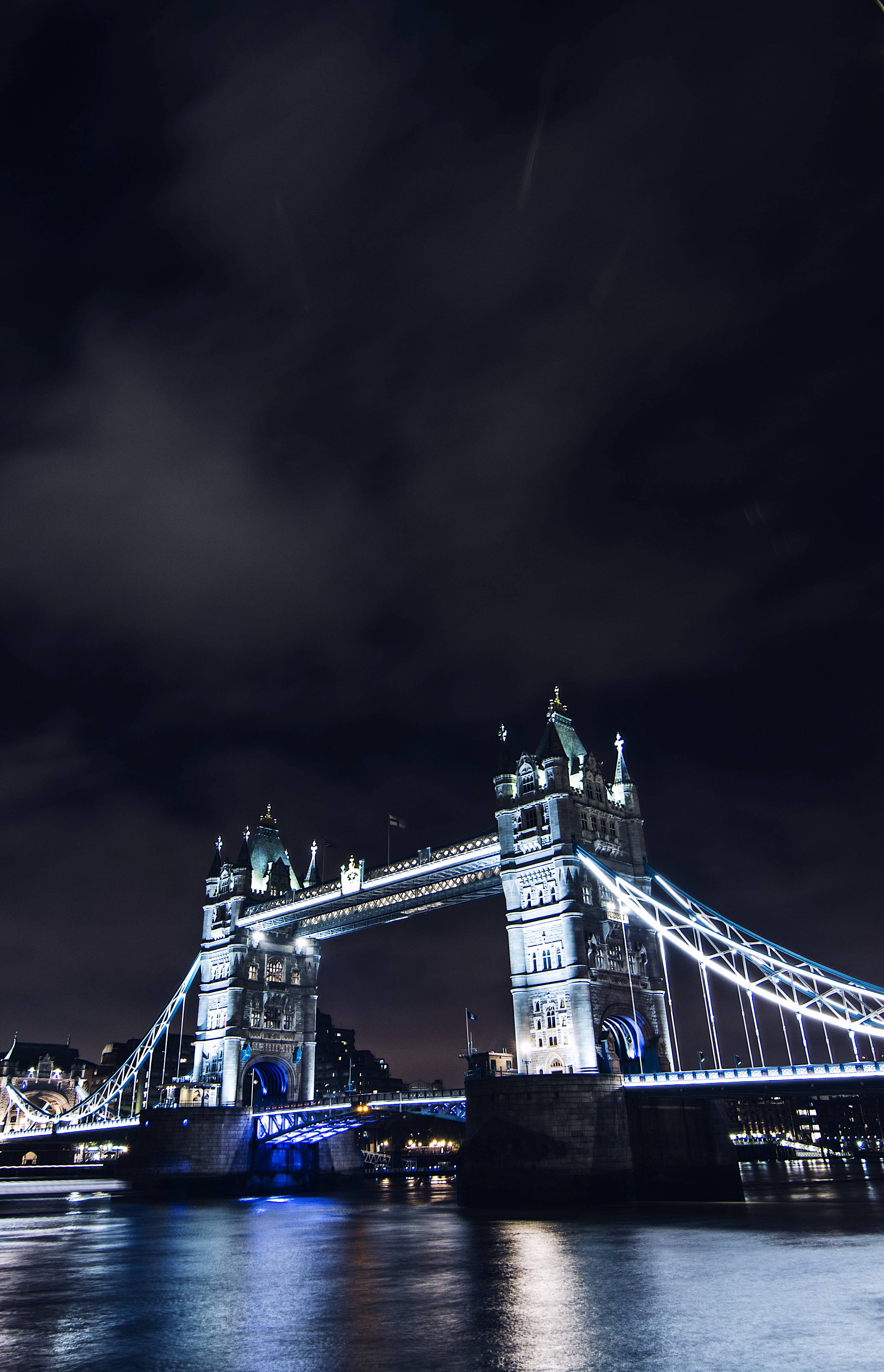Oplyst Tower Bridge om natten Wallpapers