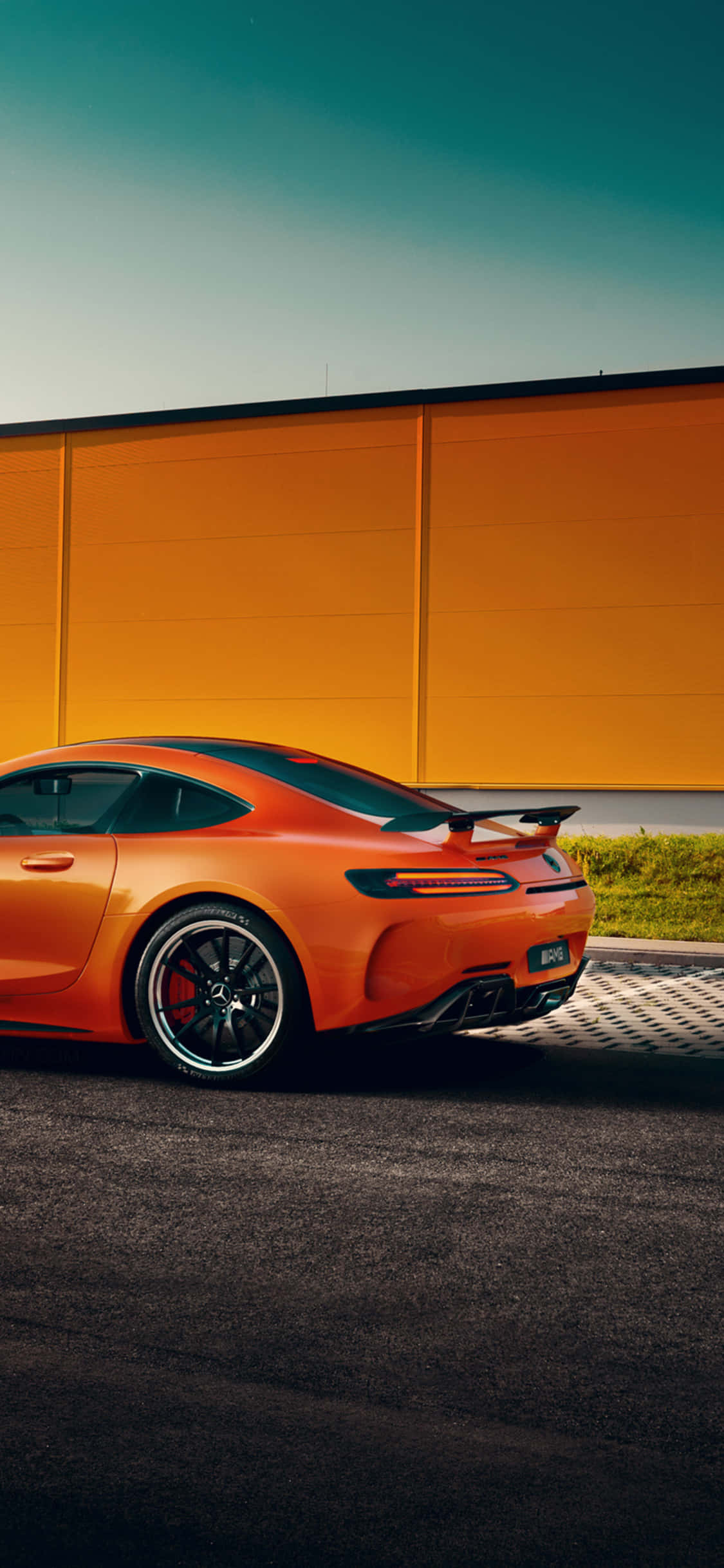Orange iPhone Xs Mercedes Amg baggrund Wallpapers