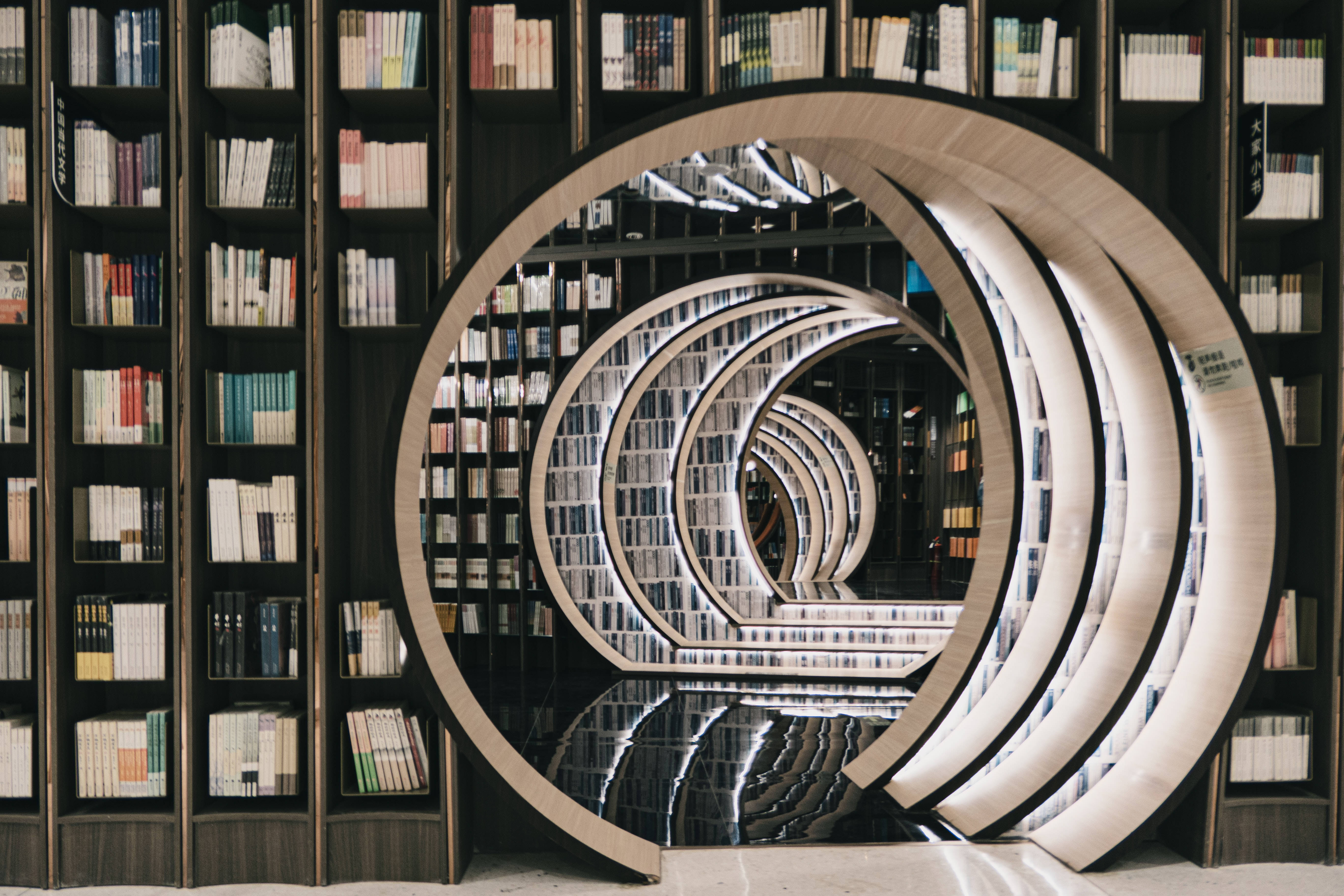 Panoramisk udsigt over rund bogreol i bibliotek Wallpapers