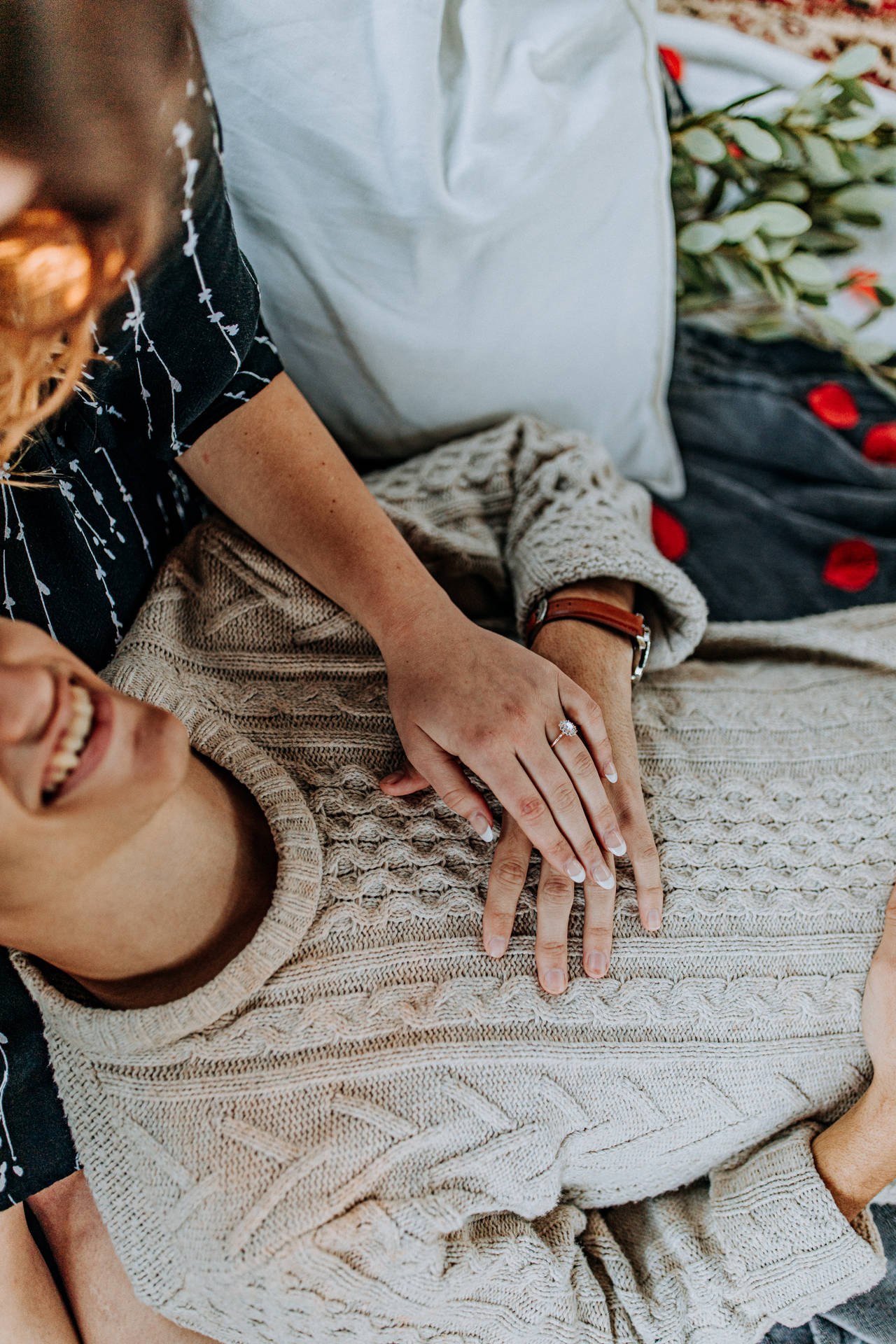 Par i kærlighed på en date med fyr, der ligger i pigens skød, mens de rører hinandens hænder. Picnic date på Valentinsdag. — Kærlighed Wallpapers