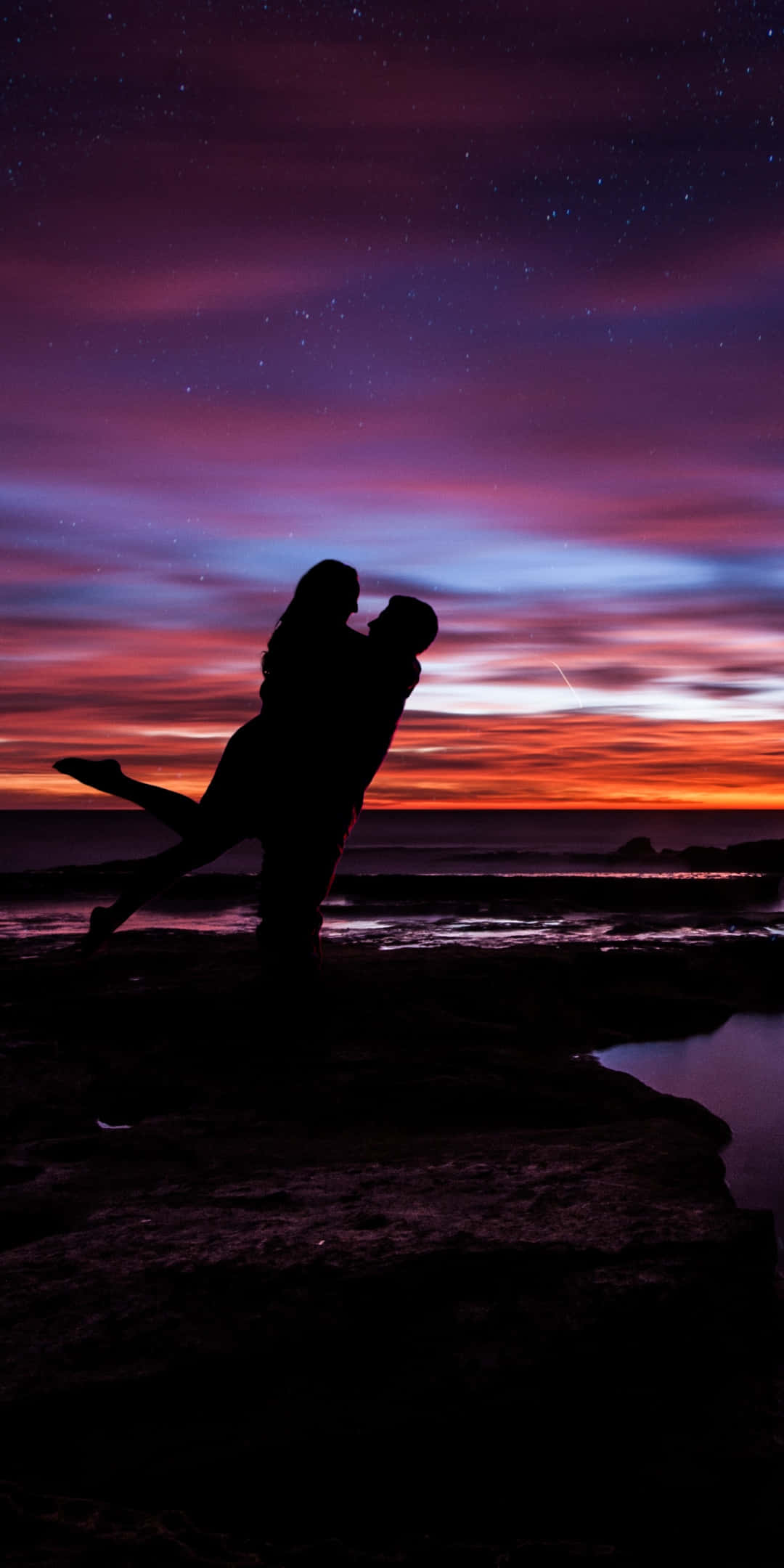 Par i solnedgang under lilla himmel Wallpapers