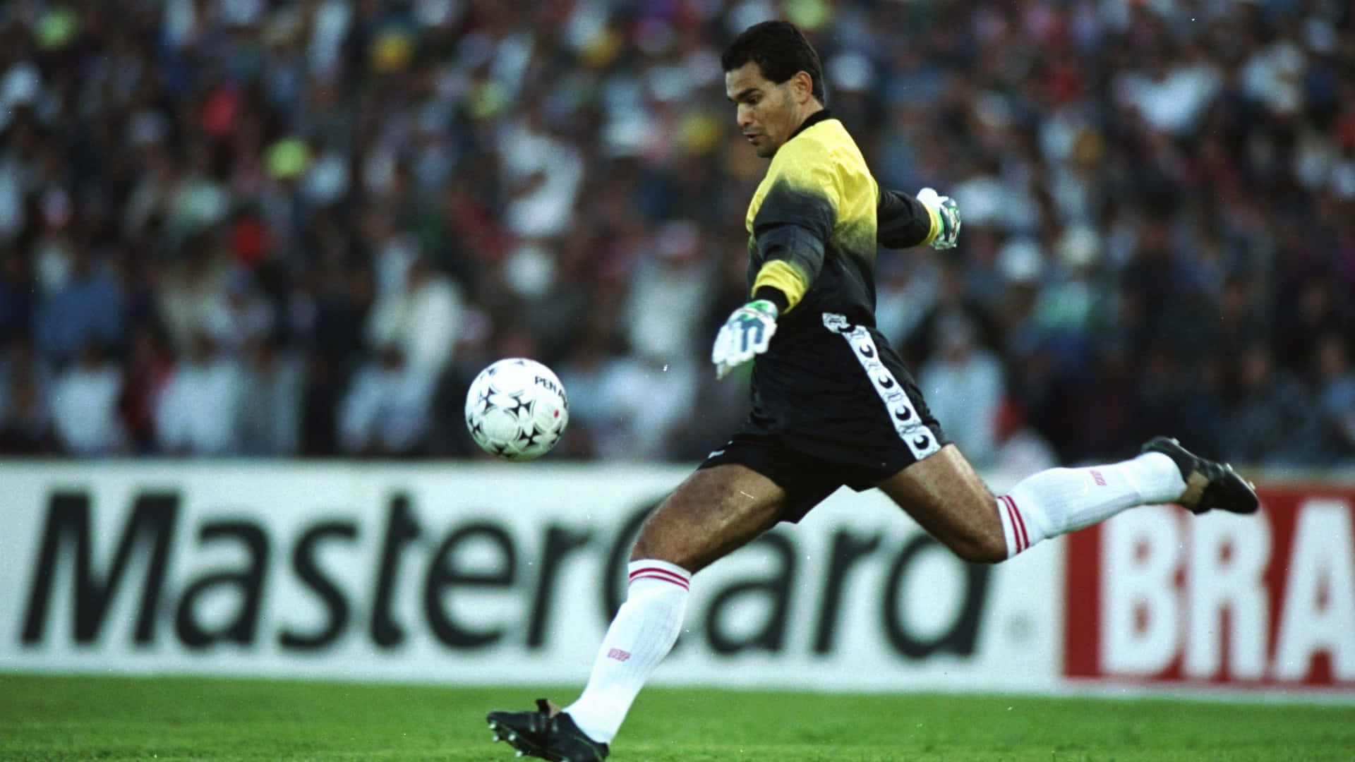 Paraguays fodboldhold målmand Jose Luis Chilavert sparker en bold Wallpapers