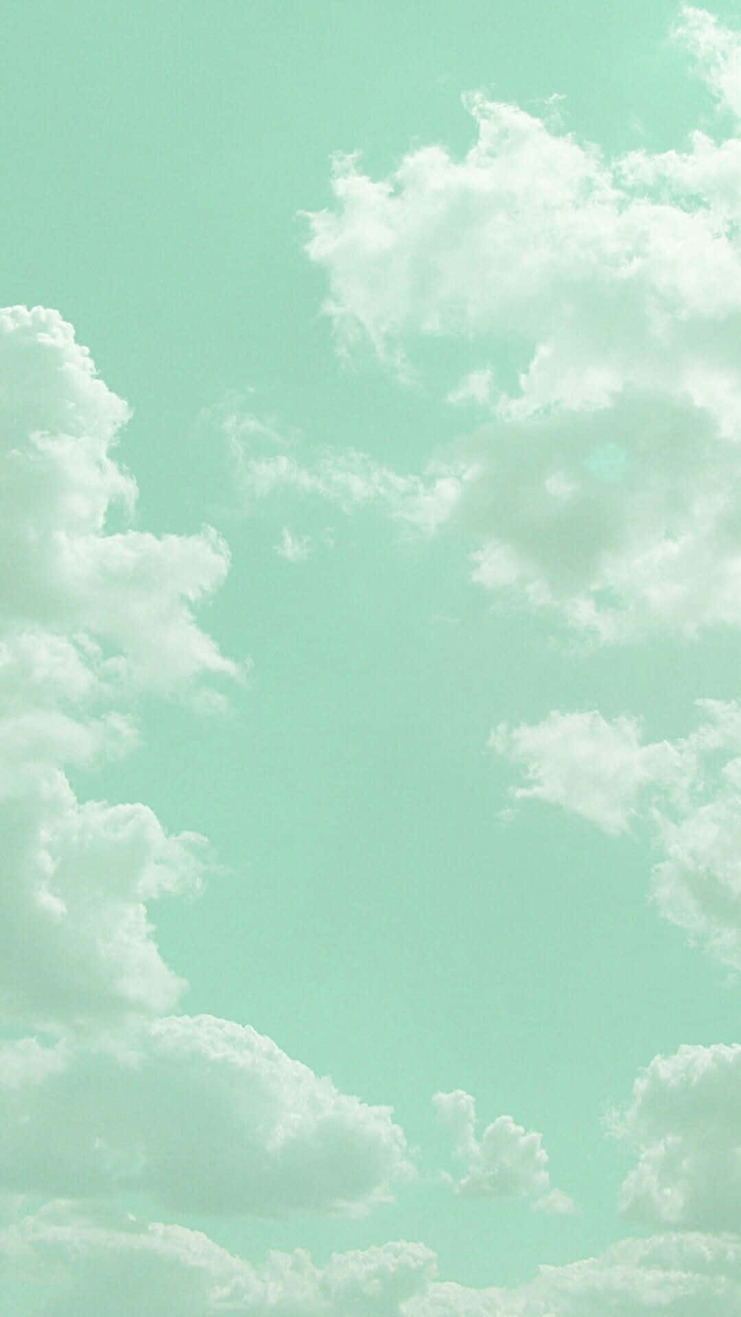 Pastelgrøn baggrund med hvide skyer Wallpapers