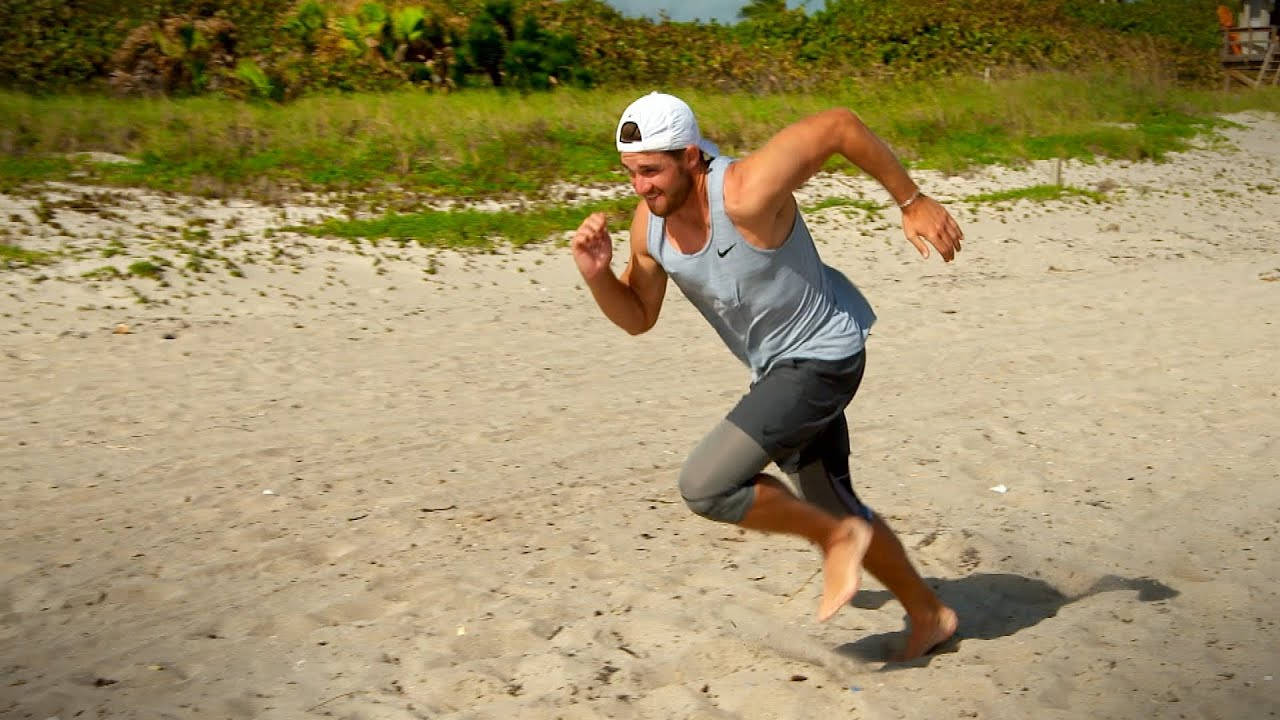 Patrick Rodgers løber på stranden Wallpapers
