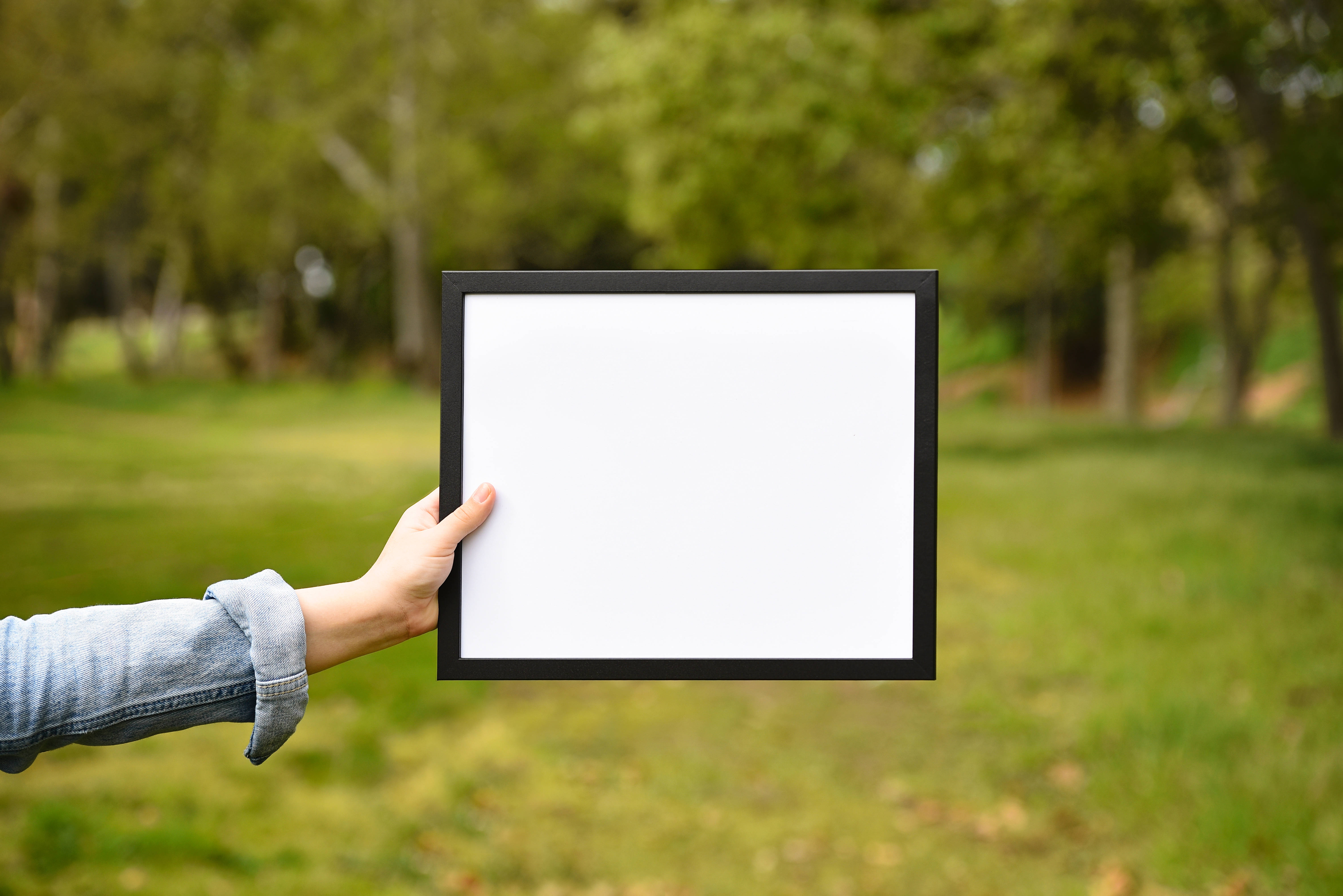 Person der holder hvidt og sort panel Wallpapers