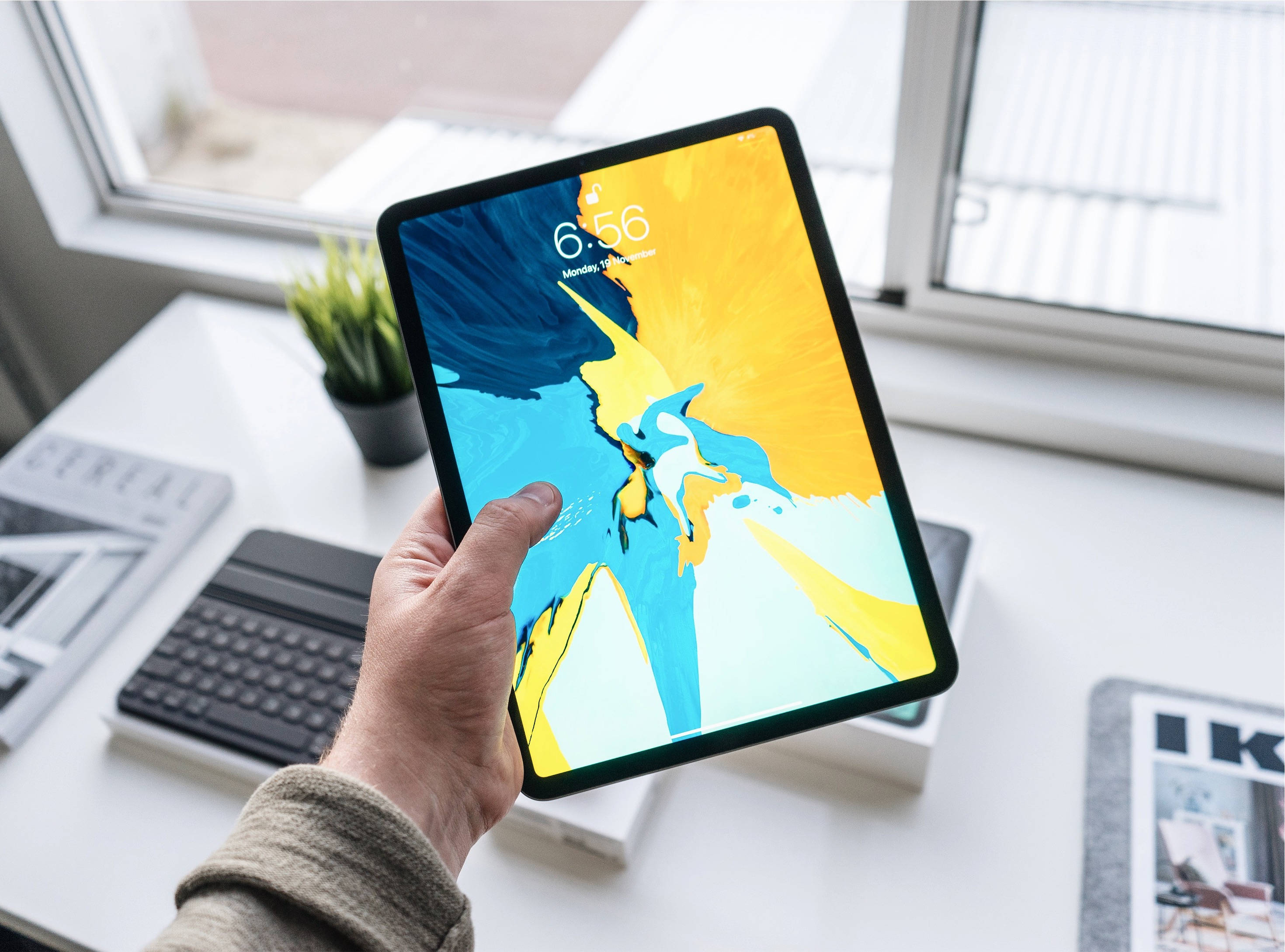 Person, der holder Apple iPad Pro Wallpapers