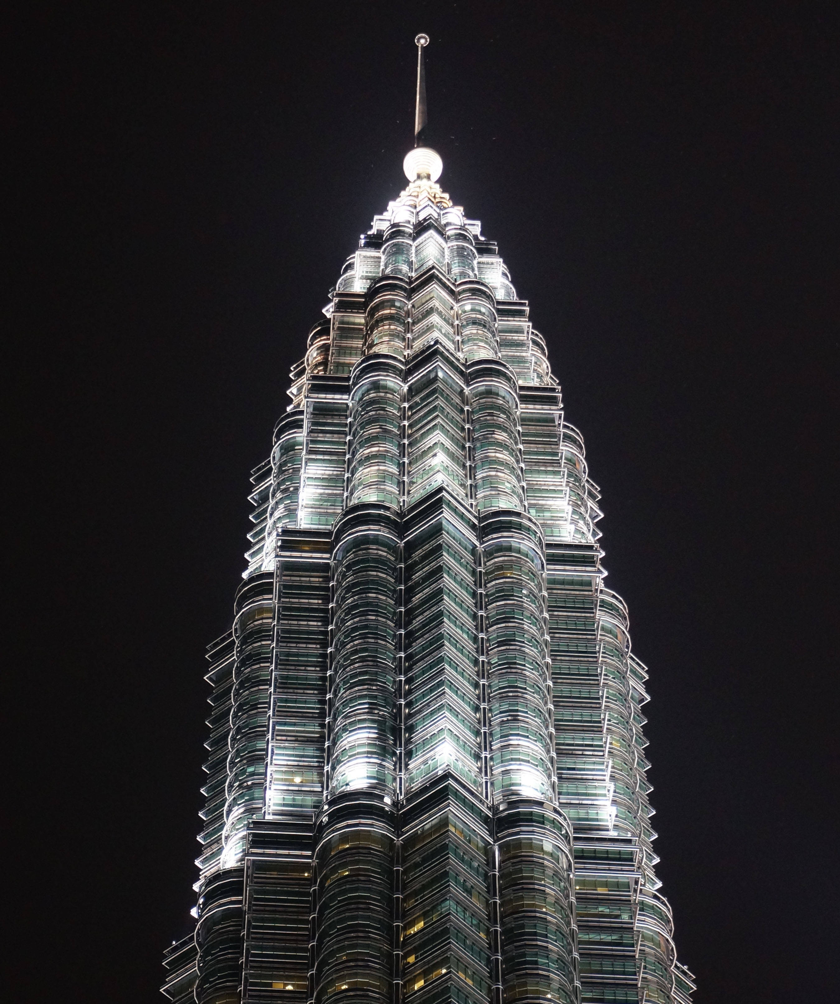 Petronas Twin Towers Belyst Om Natten Wallpapers