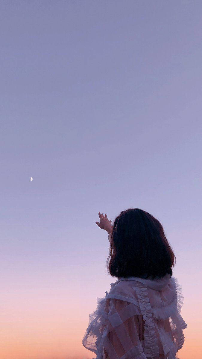 Pige med æstetisk blik mod himlen Wallpapers