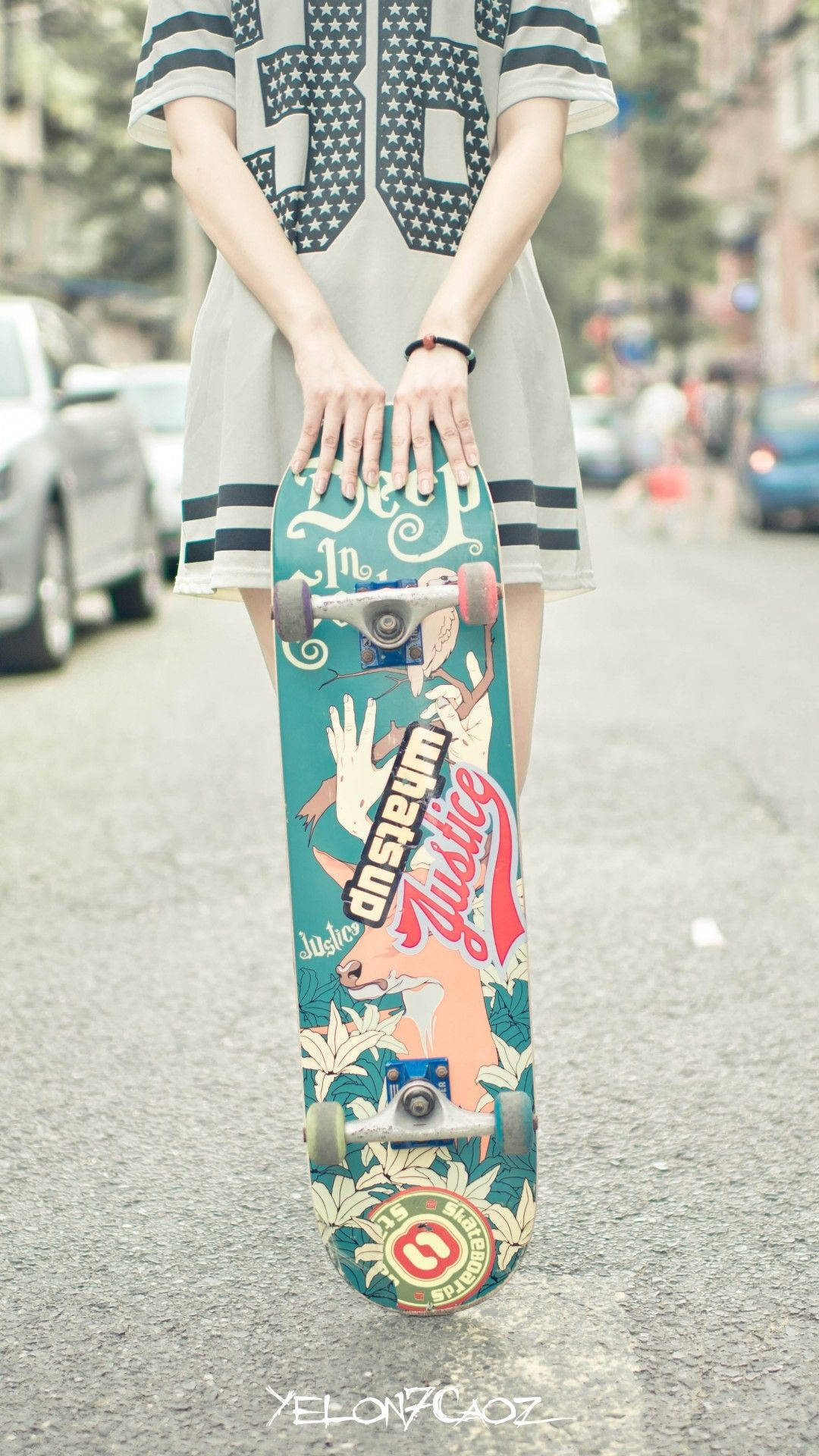 Pige med skateboard halvkropsbillede til iPhone Wallpapers