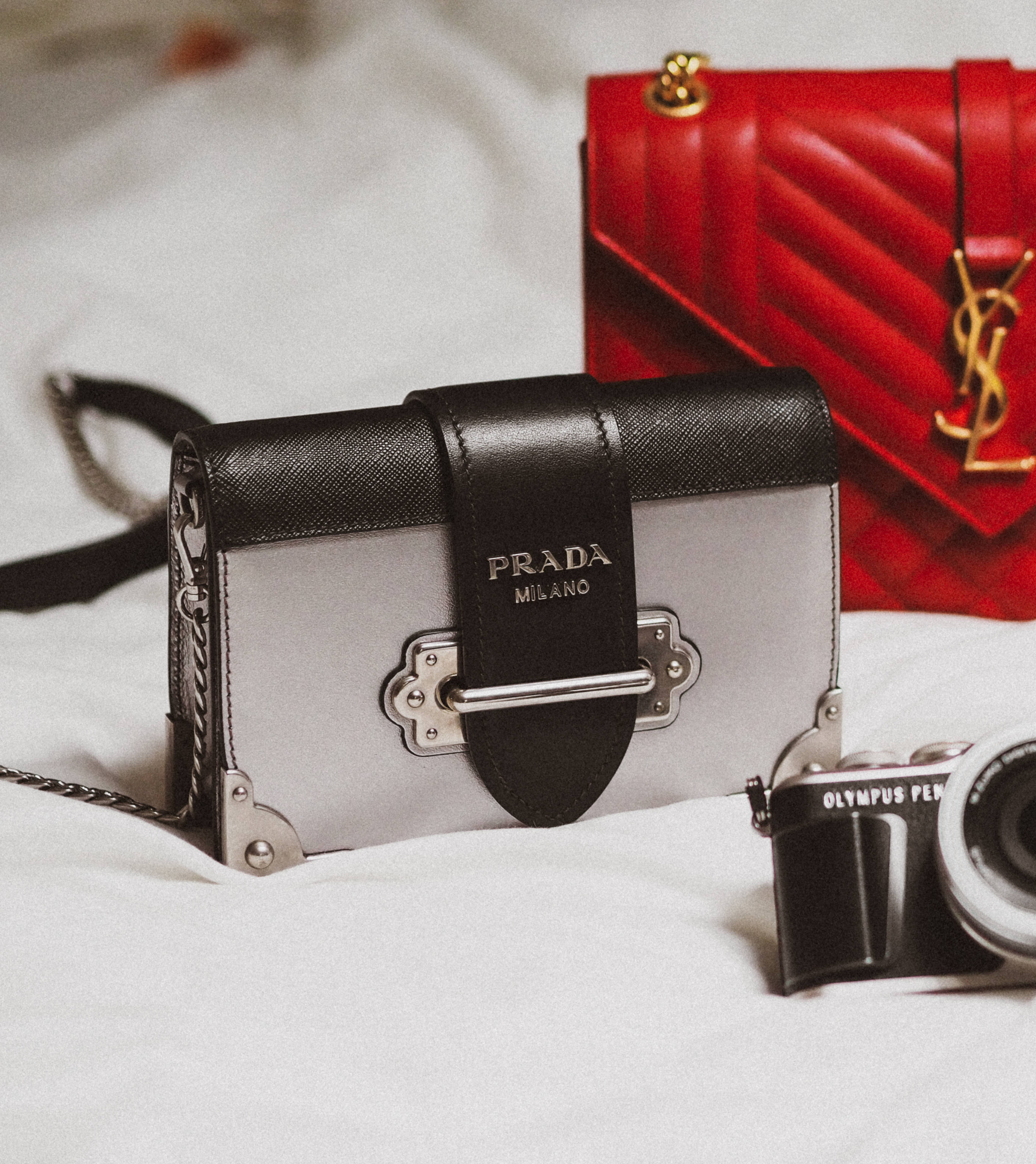 Prada- og YSL-tasker Wallpapers
