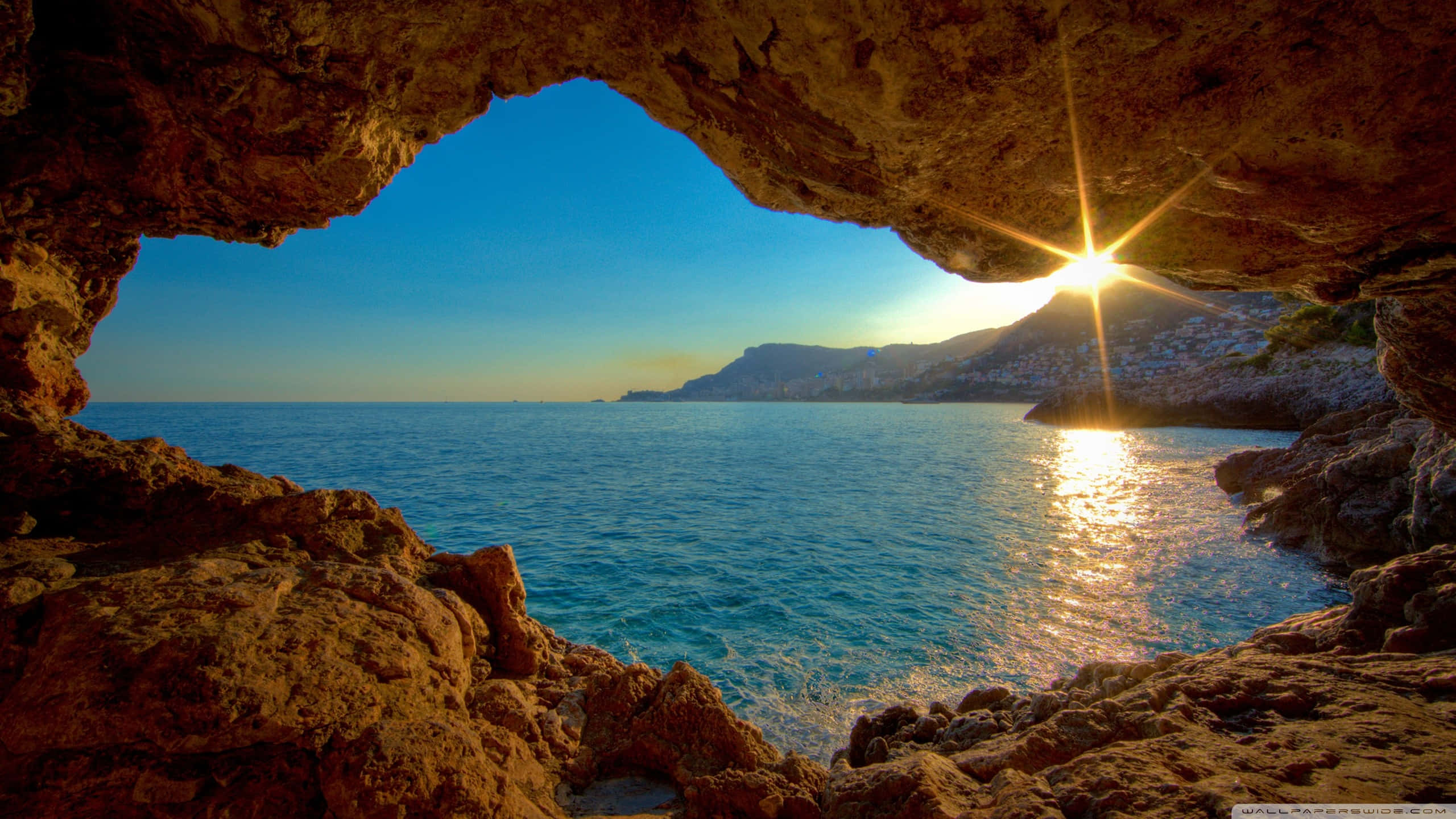 Pragtfuld naturlig grotte på en ø Wallpapers