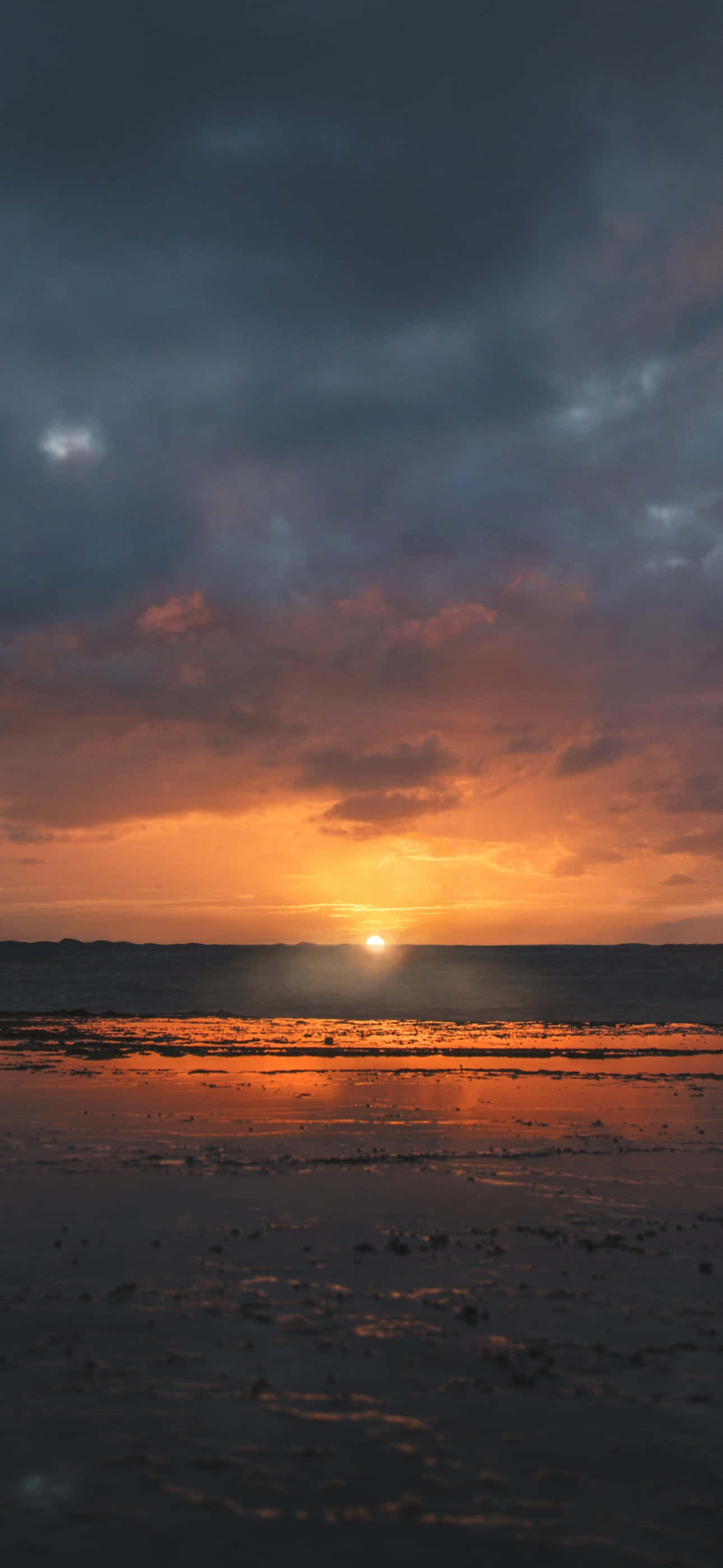Pragtfuld solnedgang med et kalejdoskop af farver Wallpapers