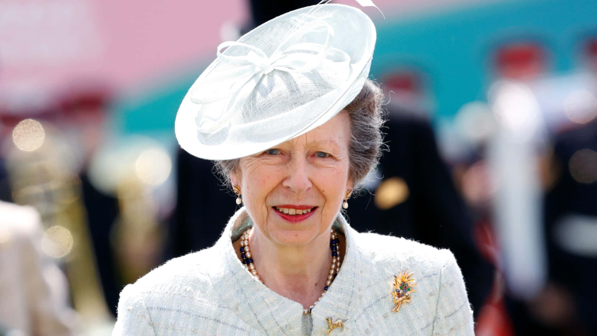 Prinsesse Anne smykket i yndefuldt helt hvidt outfit Wallpapers