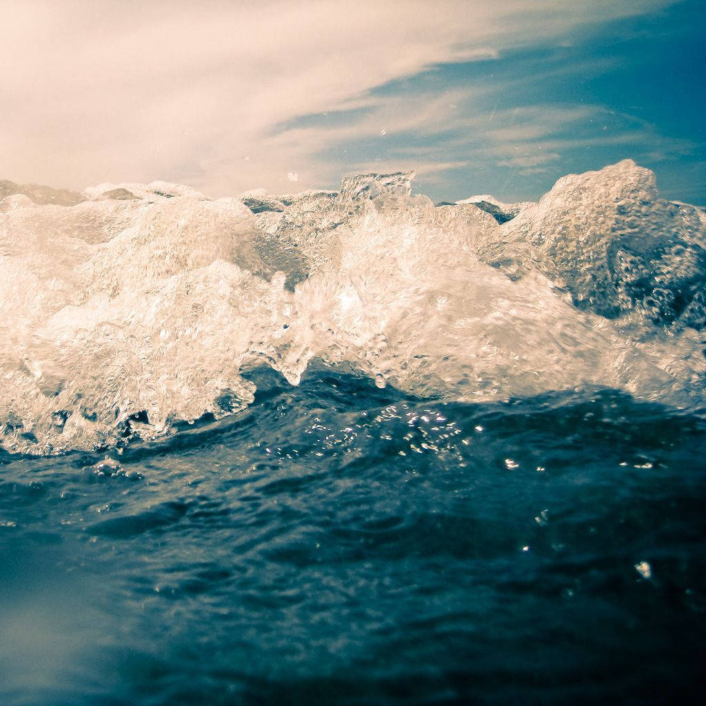 Raging Ocean Waves iPad Mini Wallpapers