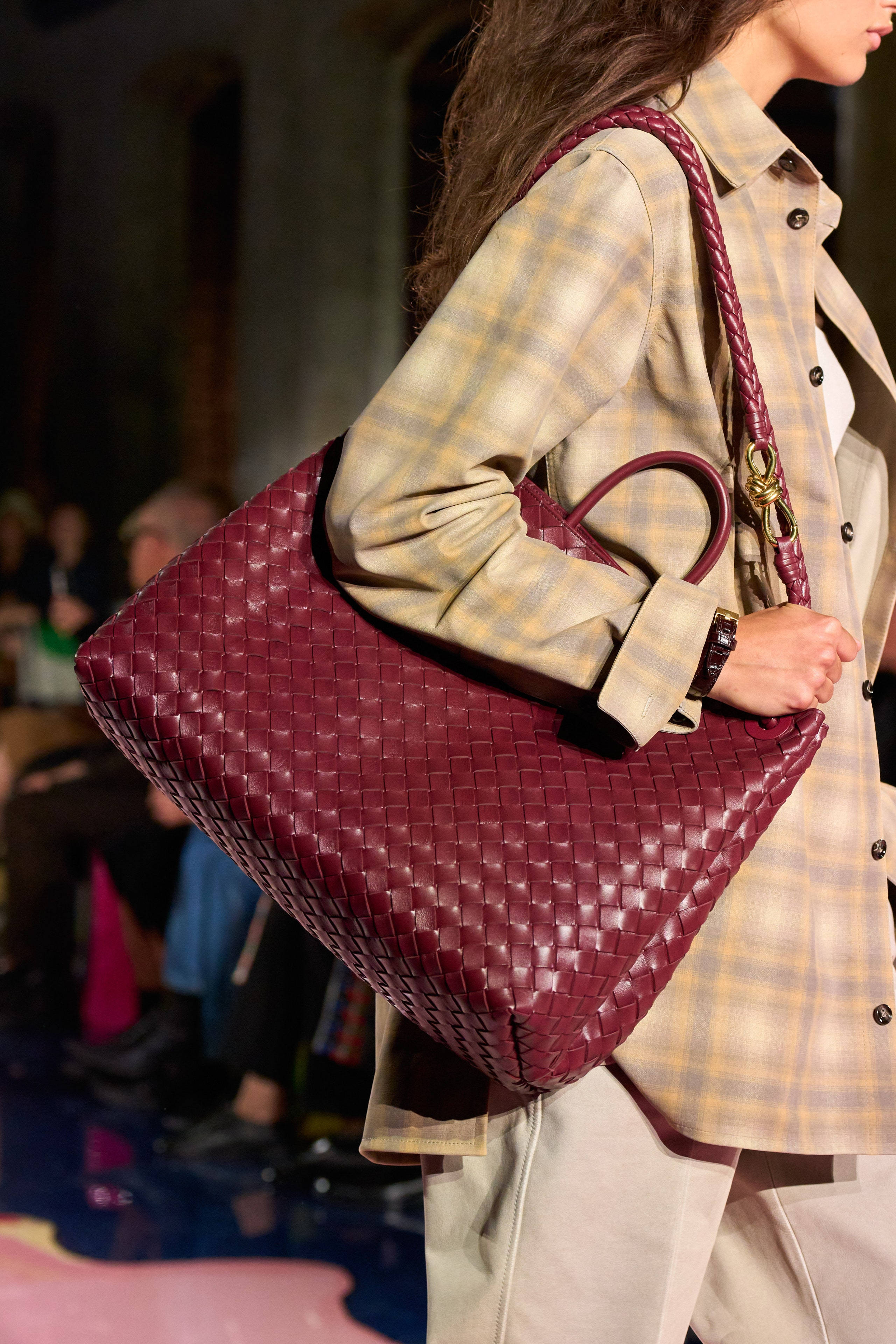 Rød Bottega Veneta taske på model Wallpapers