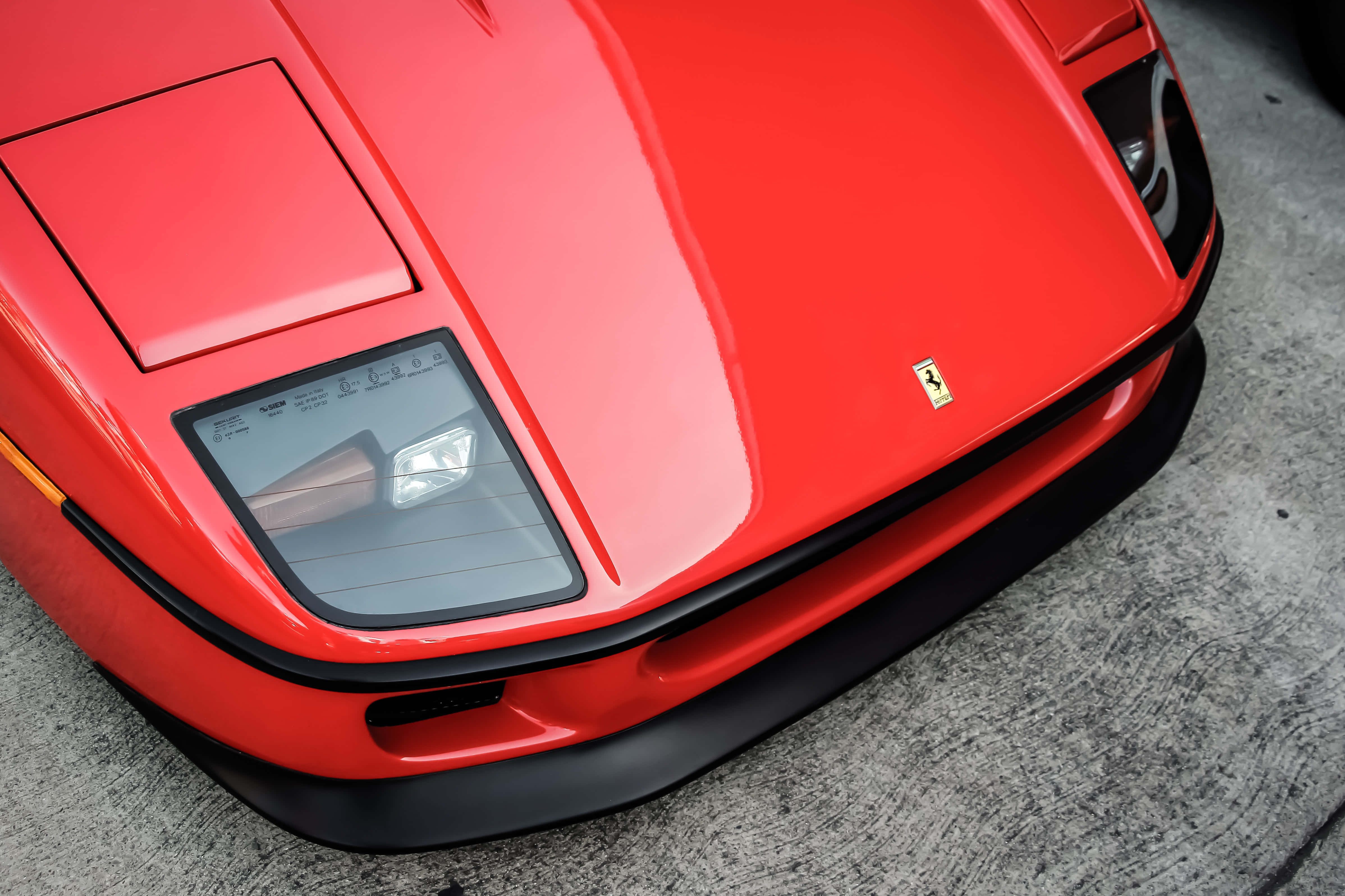 Rød Ferrari på snoet vej i vinterlandskab Wallpapers