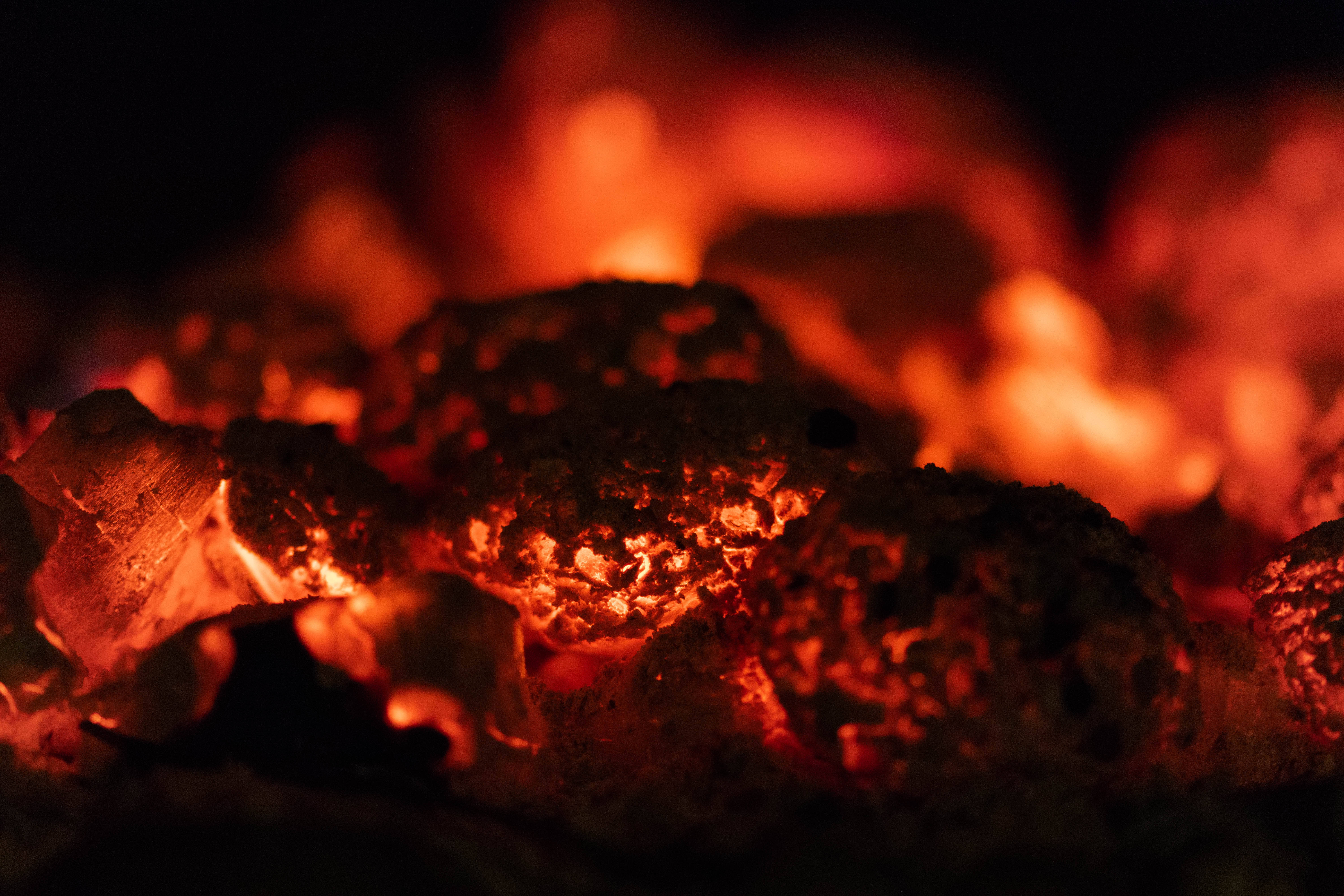 Rødglødende Flammer og Trækul Wallpapers