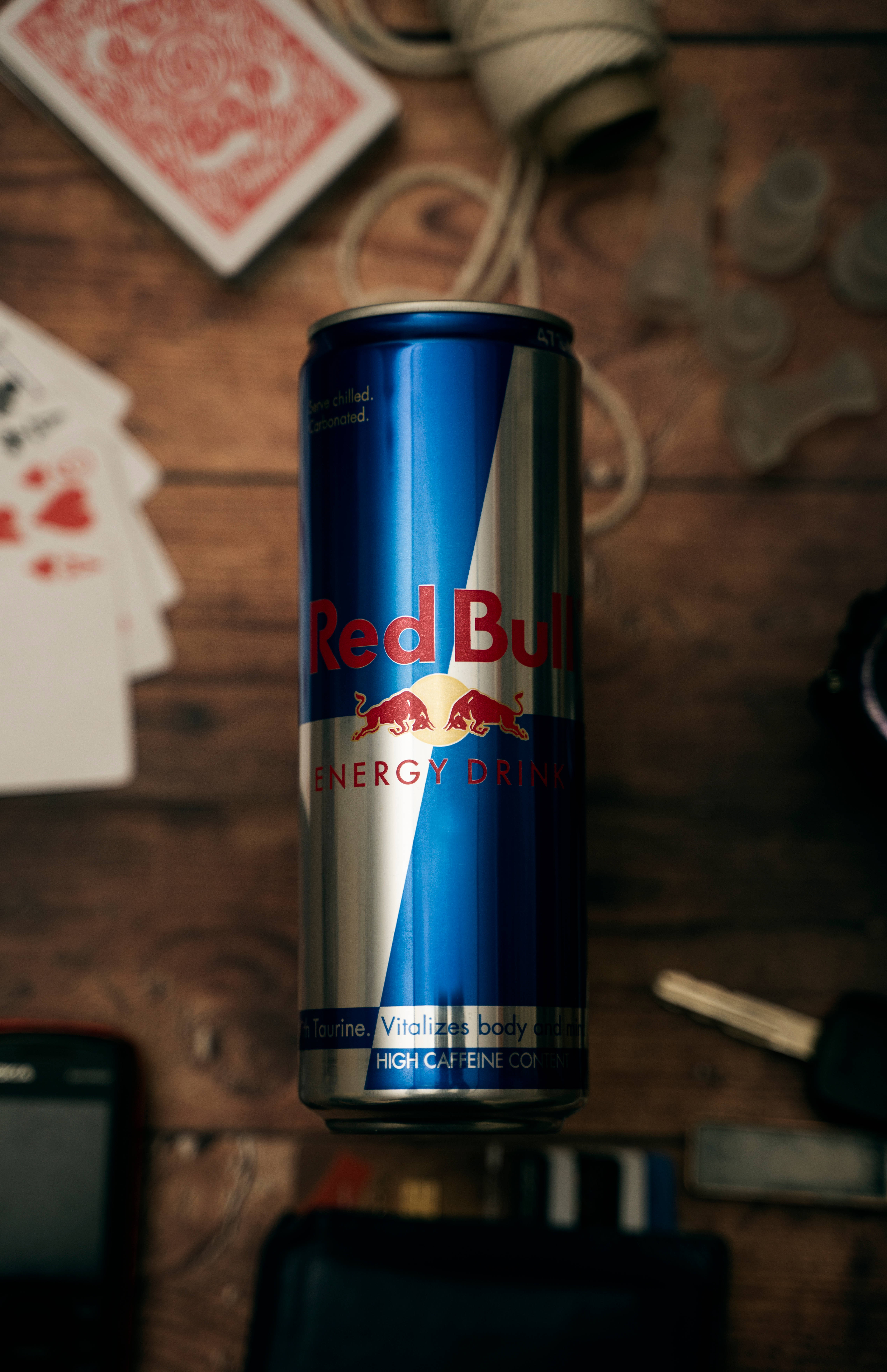Red Bull dåse med kort bord Wallpapers