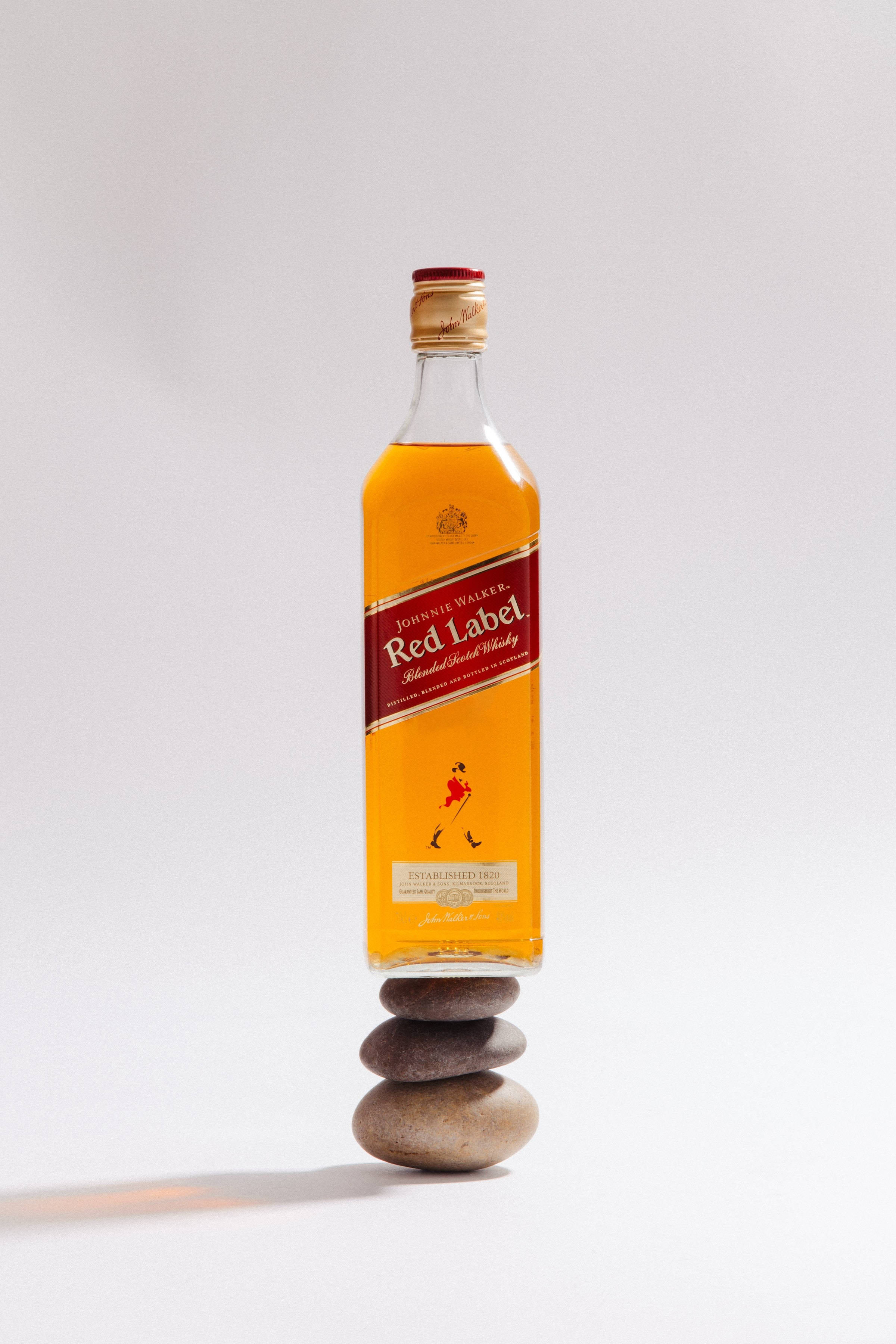 Red Label Whisky Flaske På Stenstabel Wallpapers