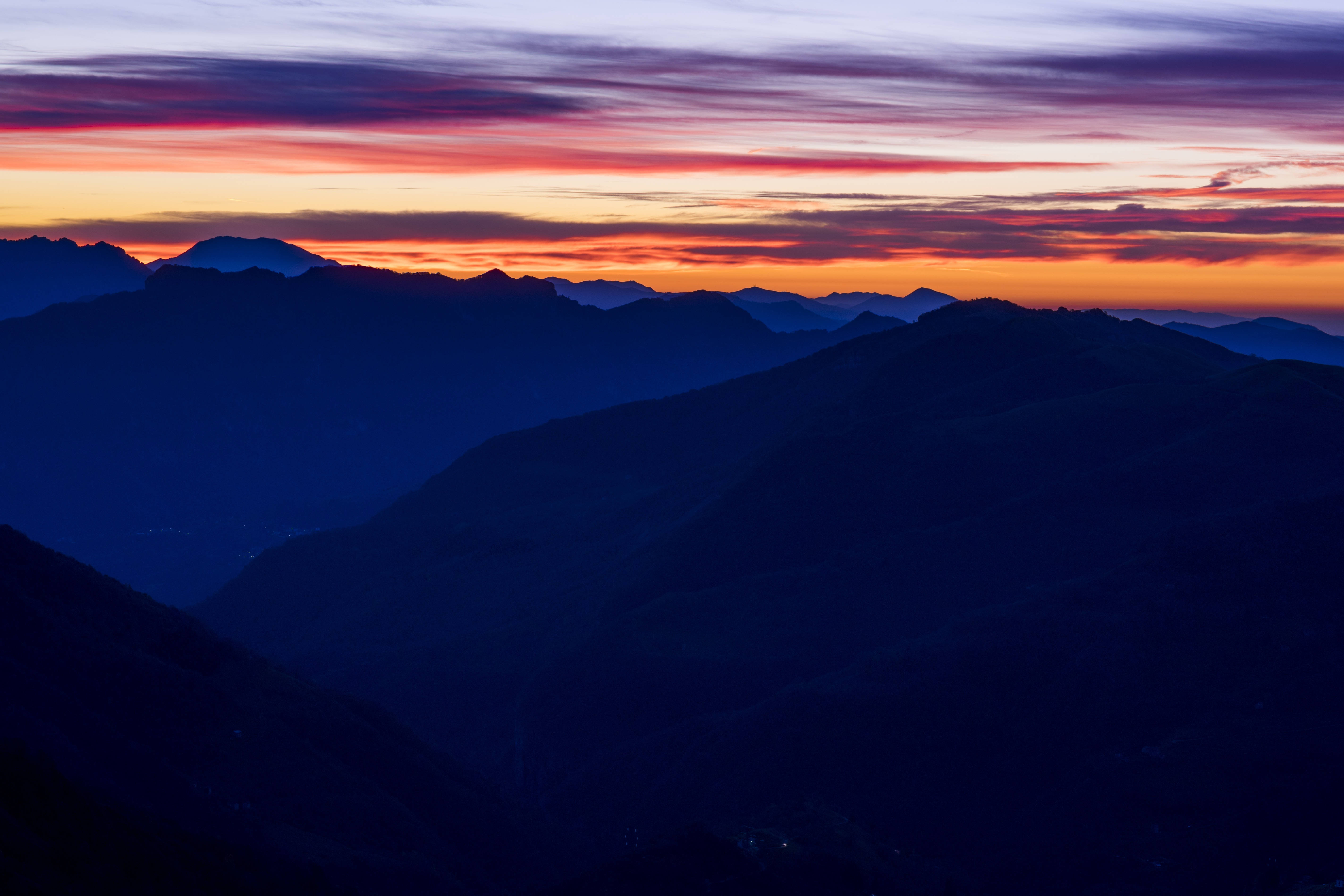 Rejs mod nye højder med en smuk bjergsolnedgang. Wallpapers
