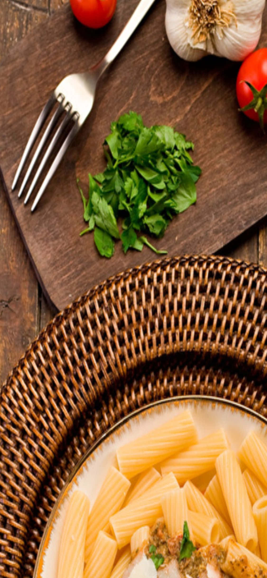 Rigatoni på fletkurvetallerken iPhone X pasta baggrund Wallpapers
