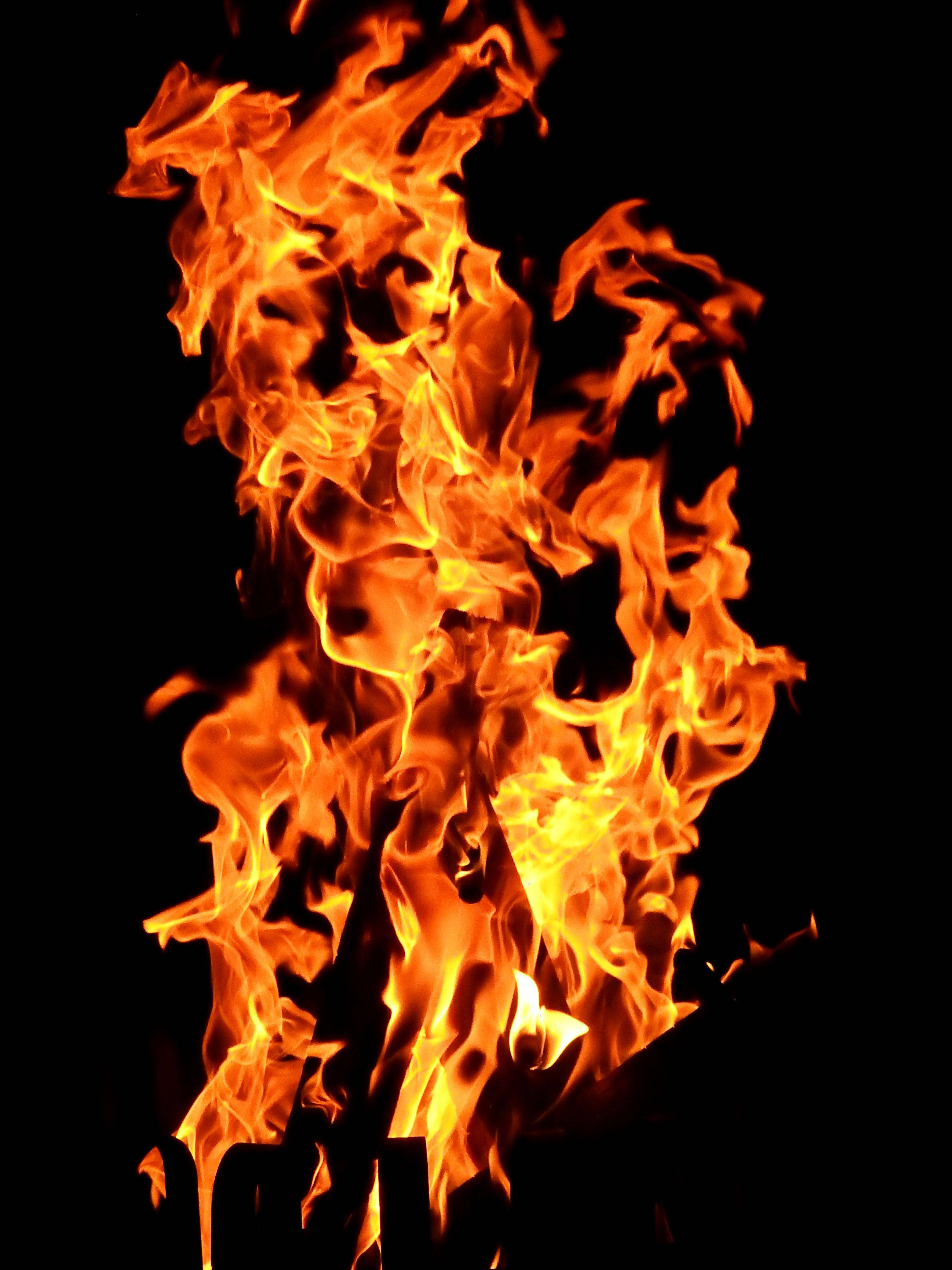 Røde flammer blusser op i natten Wallpapers