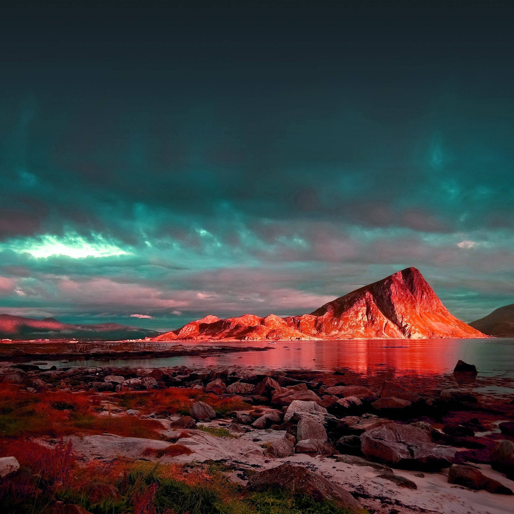 Rødt bjerg og solnedgangsrefleksion Wallpapers