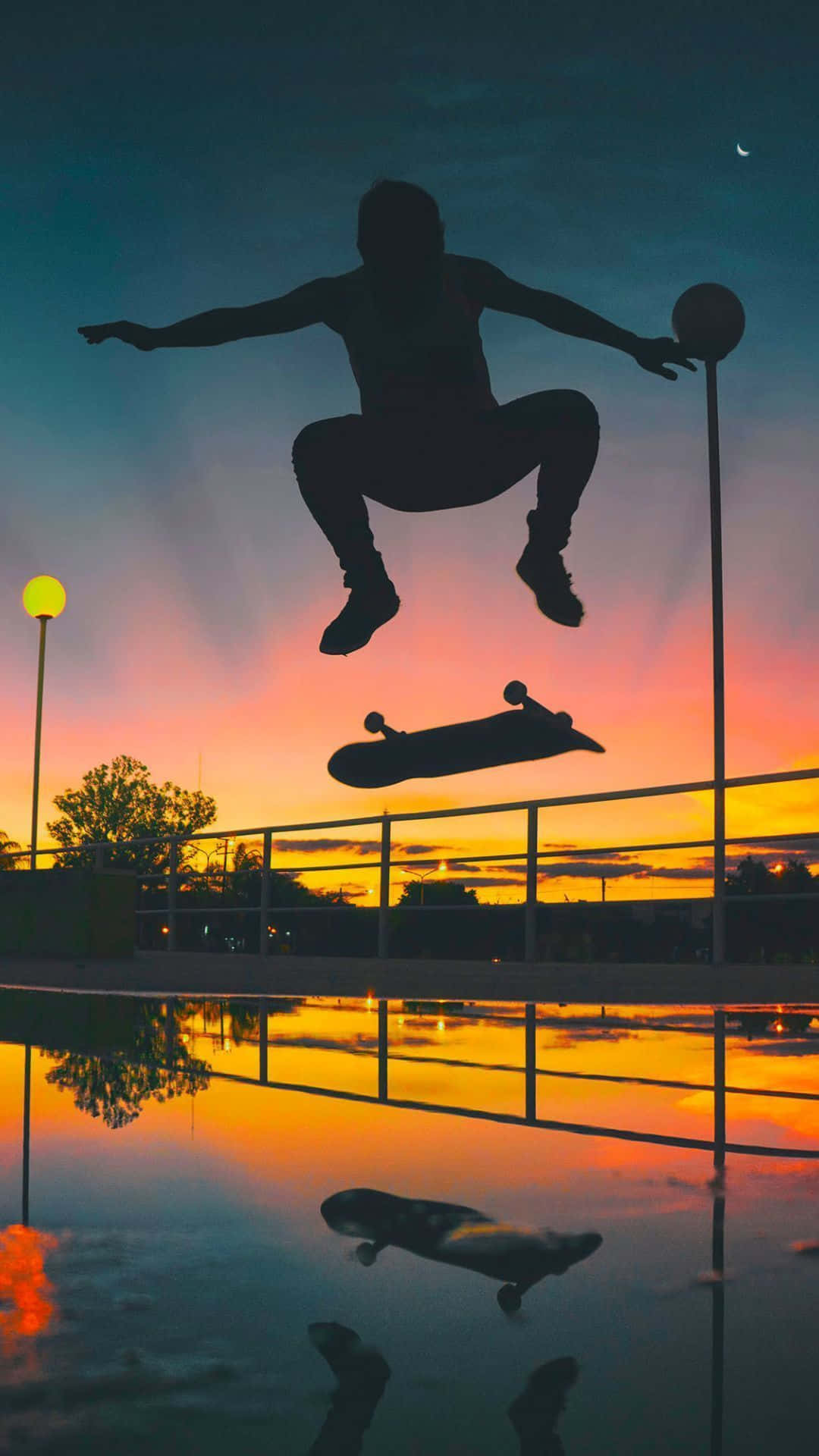 Ruller rundt i byen med sit skater-drenge look Wallpapers